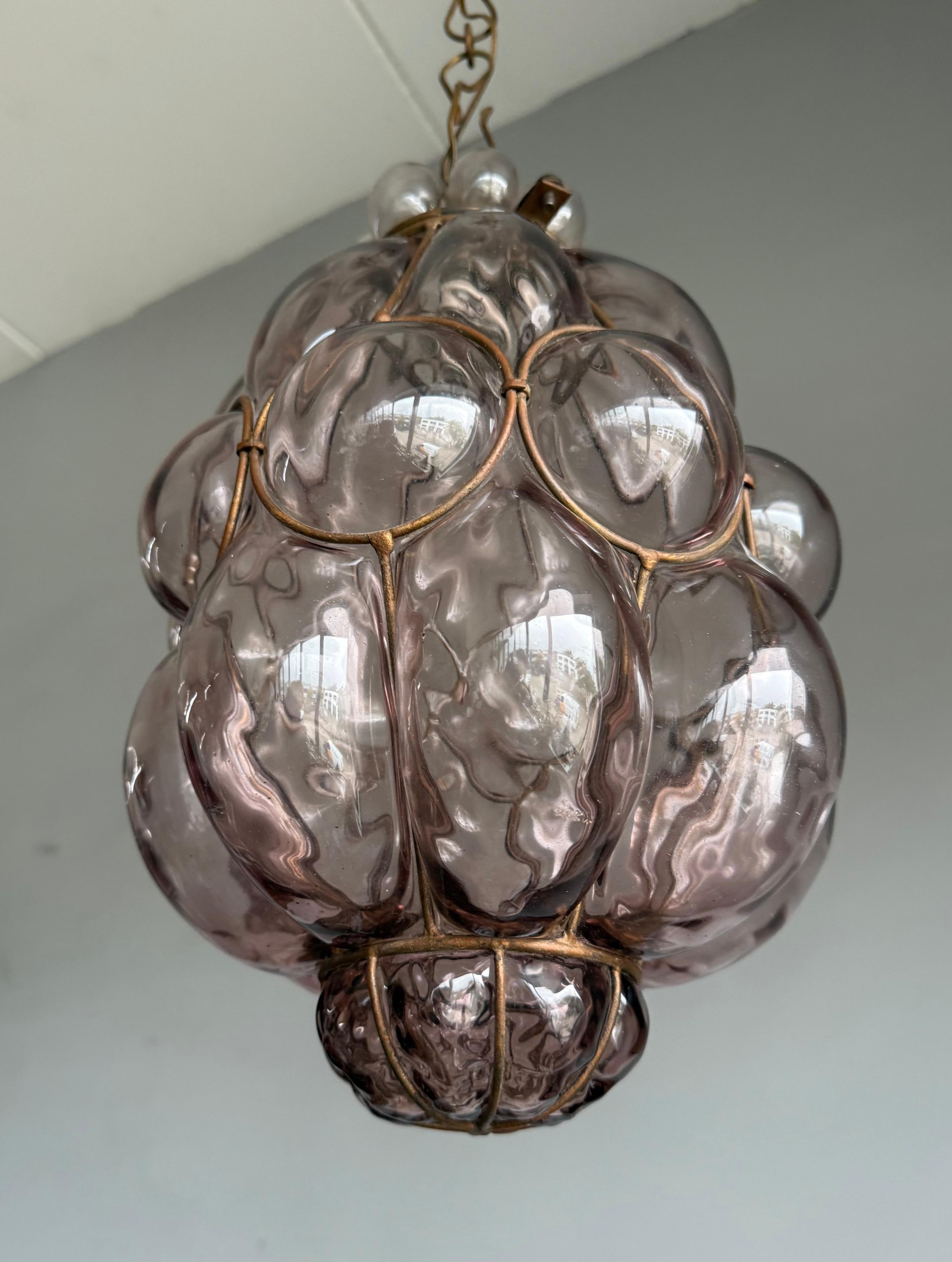 Lámpara colgante veneciana de la época de las Artes y Oficios de cristal soplado a boca en un marco de hierro en venta 9