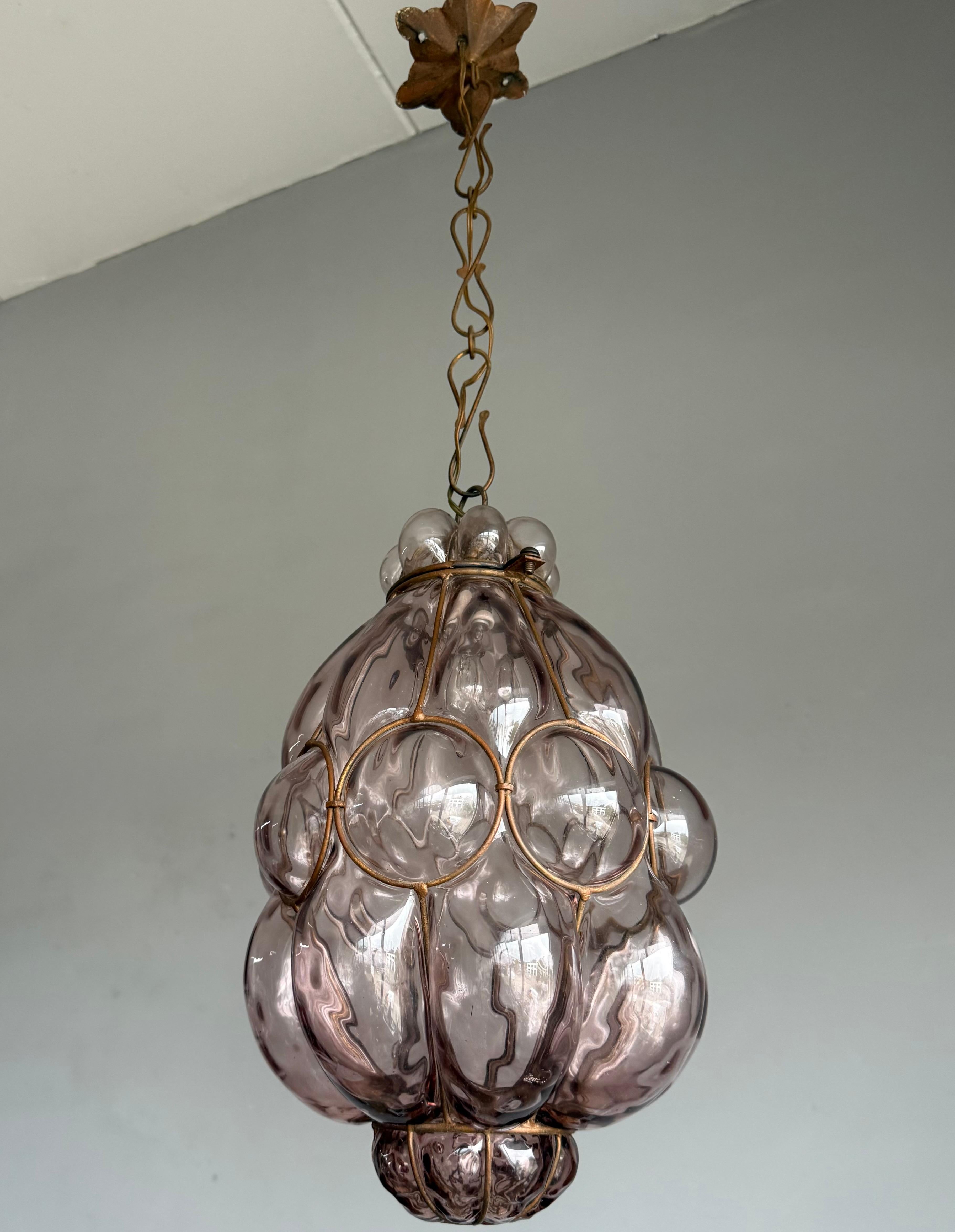 Colgante de pasillo elegante, de buen tamaño y en excelente estado, procedente de Venecia.

De vez en cuando, nos encontramos con una pieza que se siente menos como un descubrimiento y más como un regalo. Este colgante de cristal ahumado veneciano,