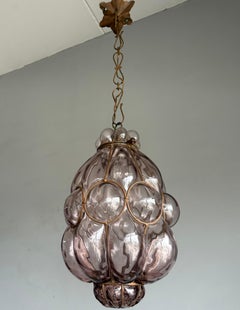 Lámpara colgante veneciana de la época de las Artes y Oficios de cristal soplado a boca en un marco de hierro