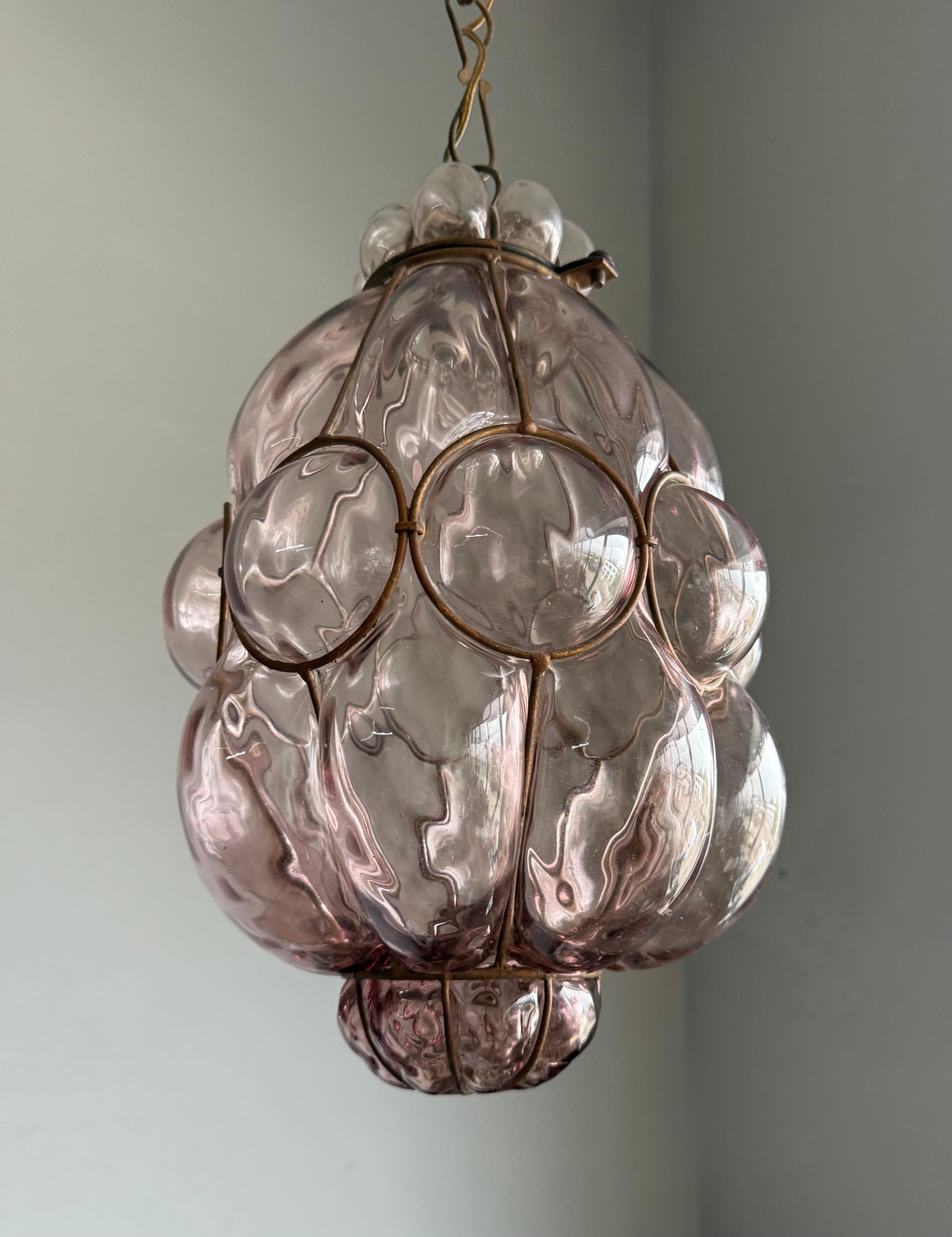 Lámpara colgante veneciana de la época de las Artes y Oficios de cristal soplado a boca en un marco de hierro Artes y manualidades en venta