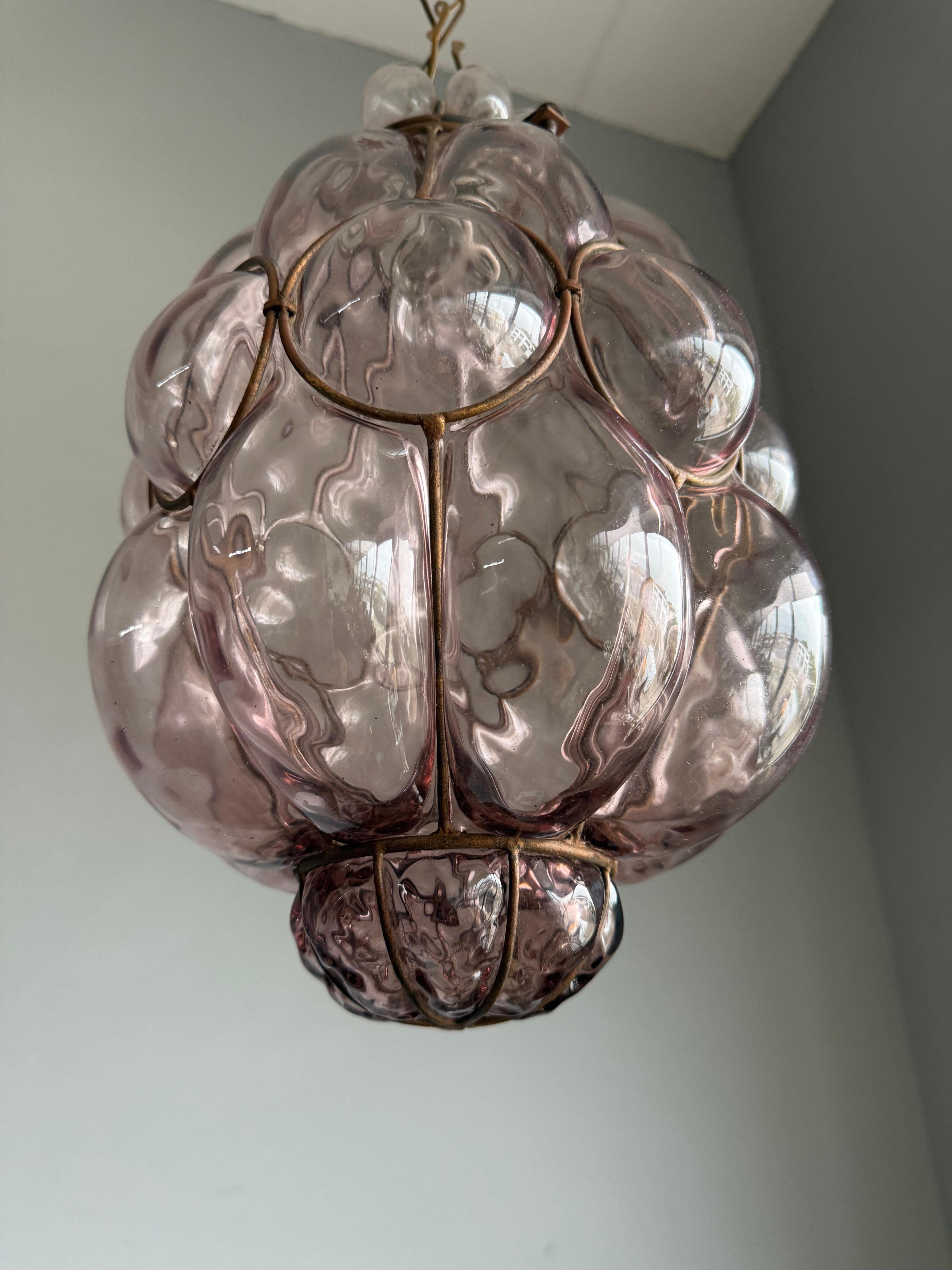 Lámpara colgante veneciana de la época de las Artes y Oficios de cristal soplado a boca en un marco de hierro Italiano en venta