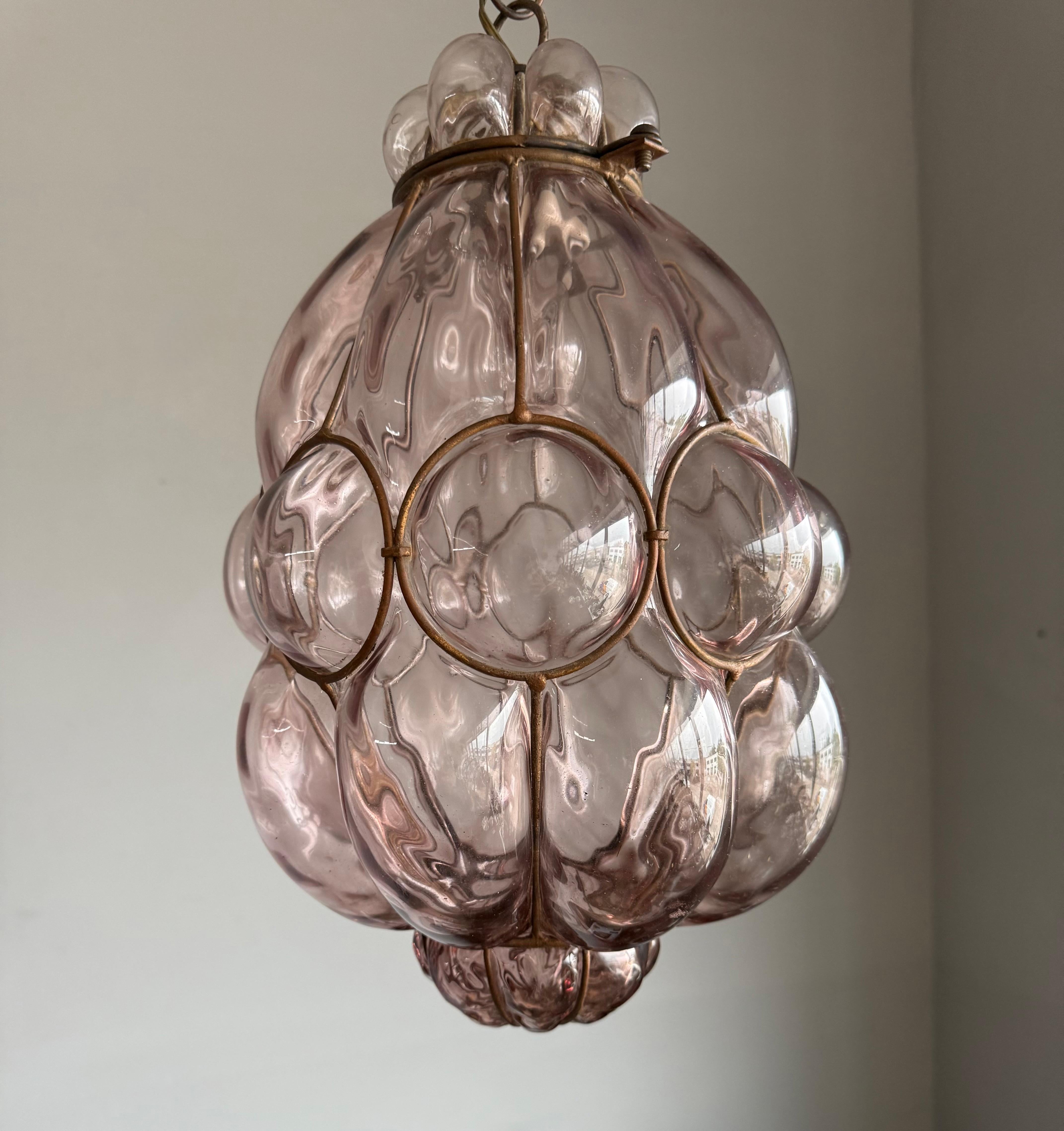 Lámpara colgante veneciana de la época de las Artes y Oficios de cristal soplado a boca en un marco de hierro Vaciado en venta
