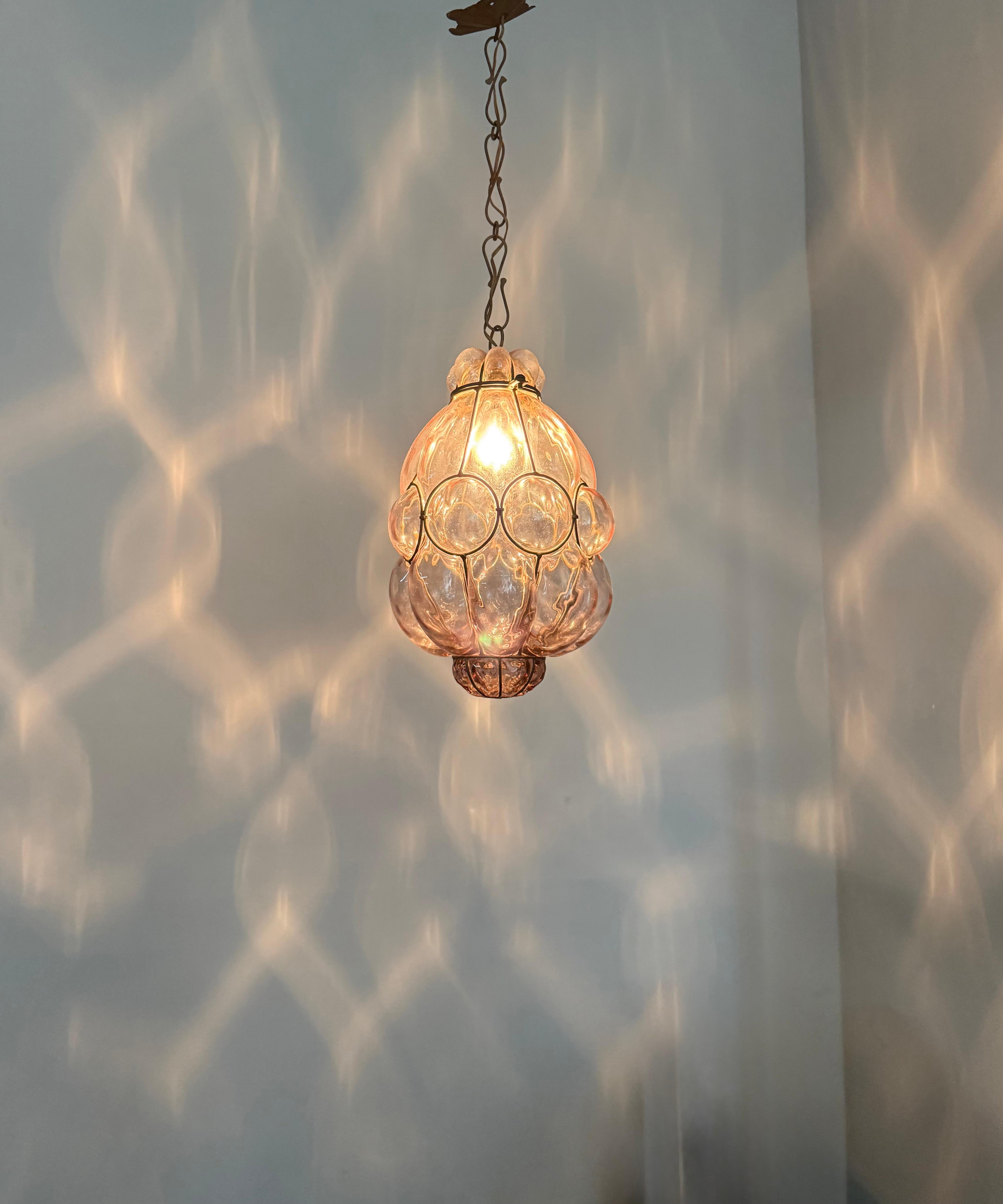 Lámpara colgante veneciana de la época de las Artes y Oficios de cristal soplado a boca en un marco de hierro en Bueno estado para la venta en Lisse, NL