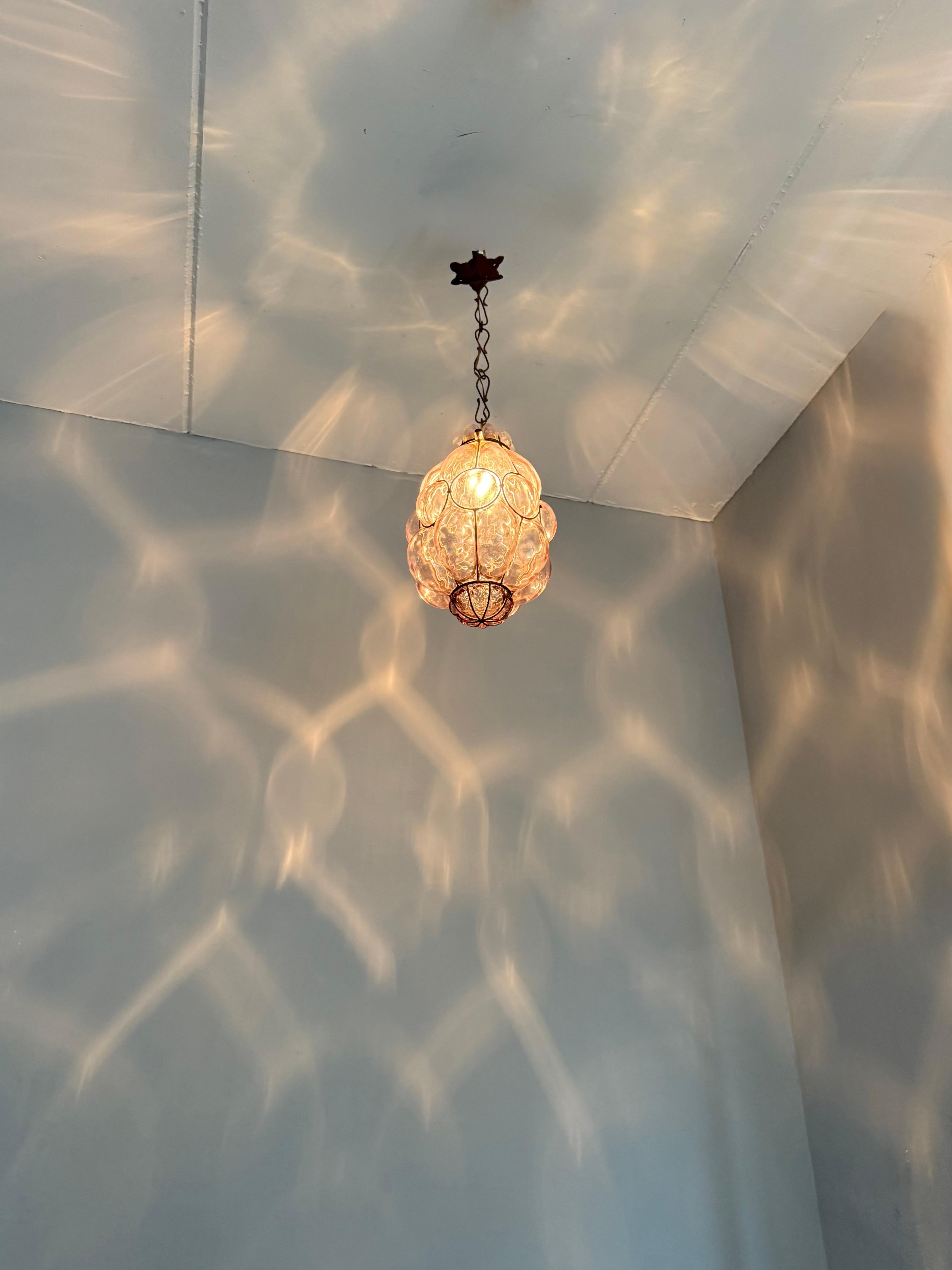 Lámpara colgante veneciana de la época de las Artes y Oficios de cristal soplado a boca en un marco de hierro siglo XX en venta