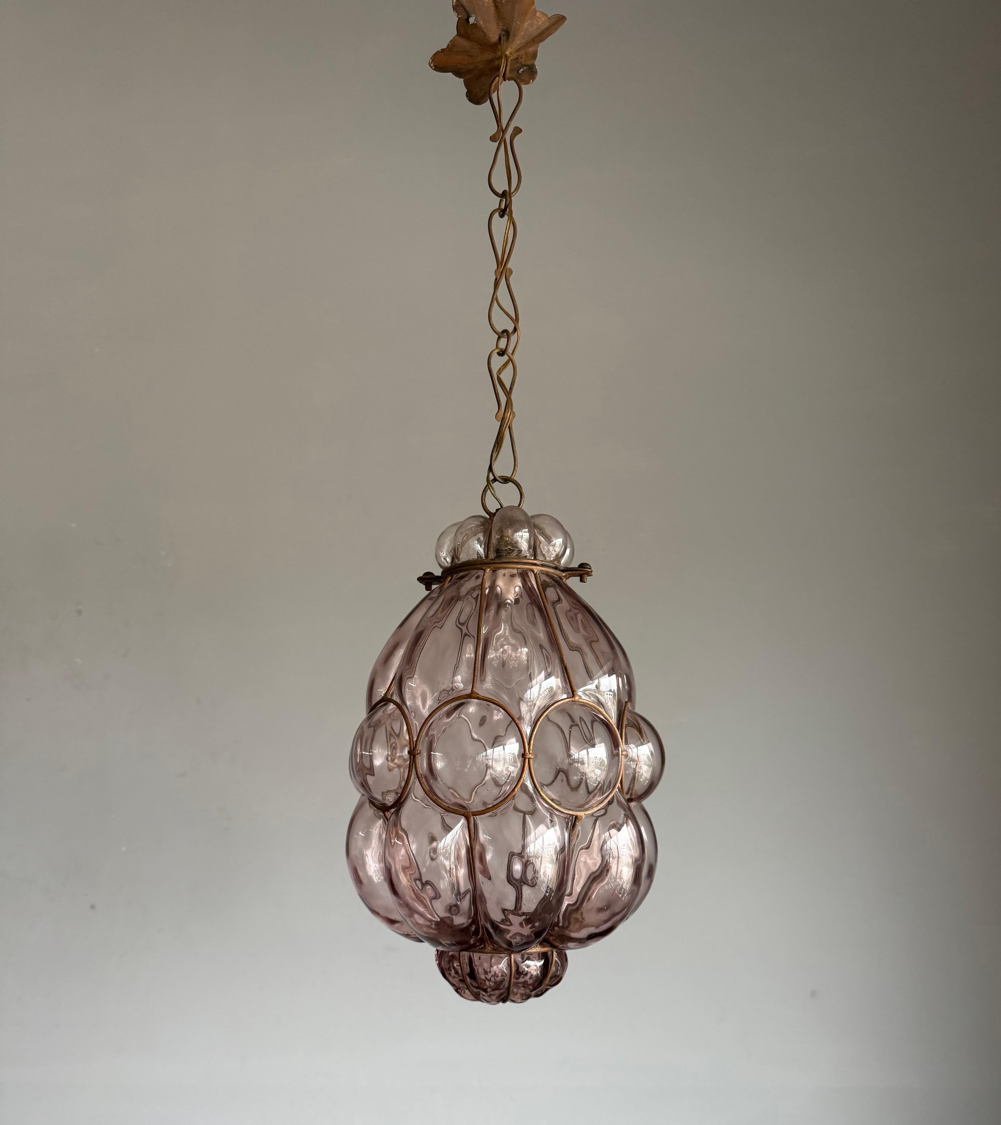 Lámpara colgante veneciana de la época de las Artes y Oficios de cristal soplado a boca en un marco de hierro Latón en venta
