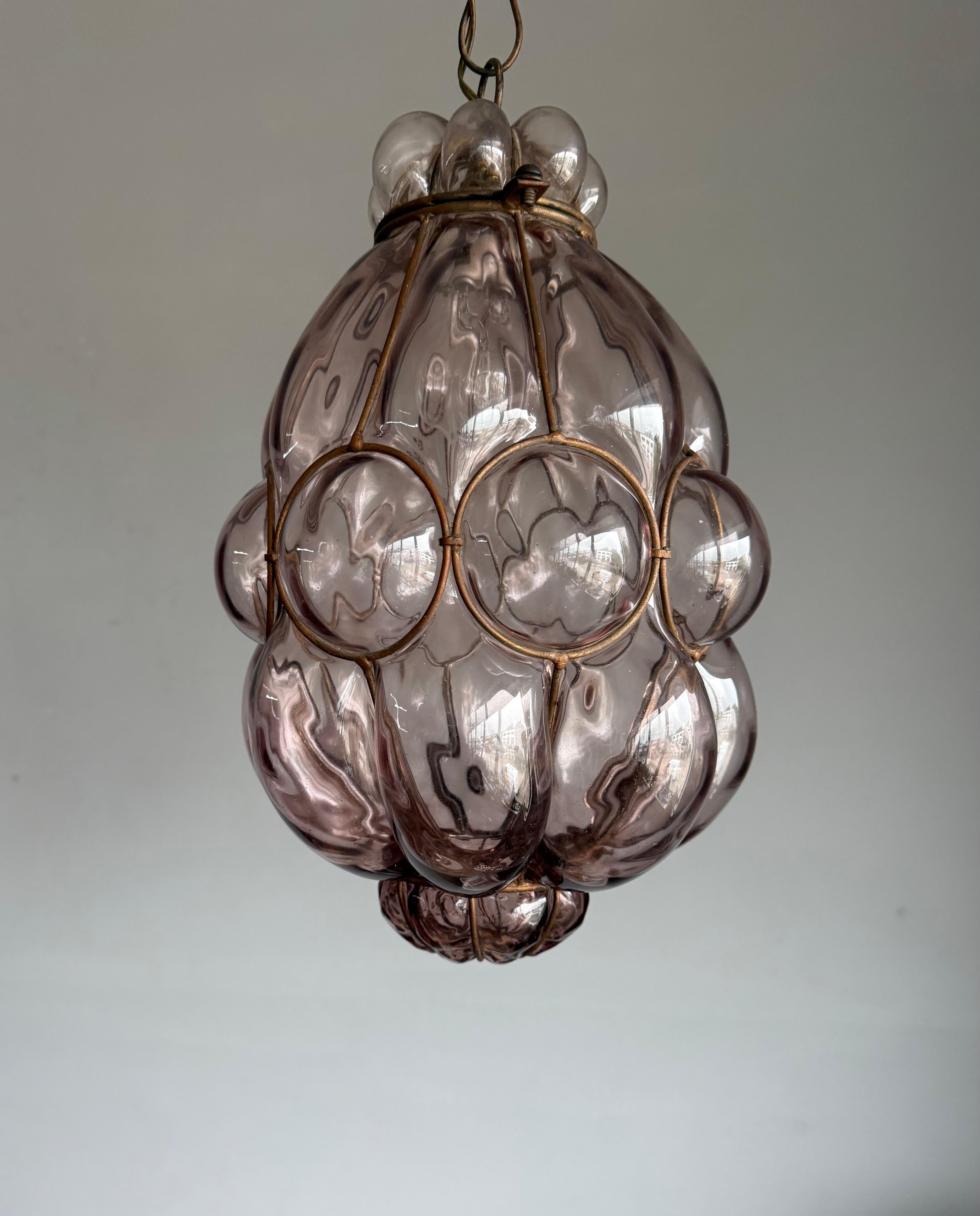 Lámpara colgante veneciana de la época de las Artes y Oficios de cristal soplado a boca en un marco de hierro en venta 1