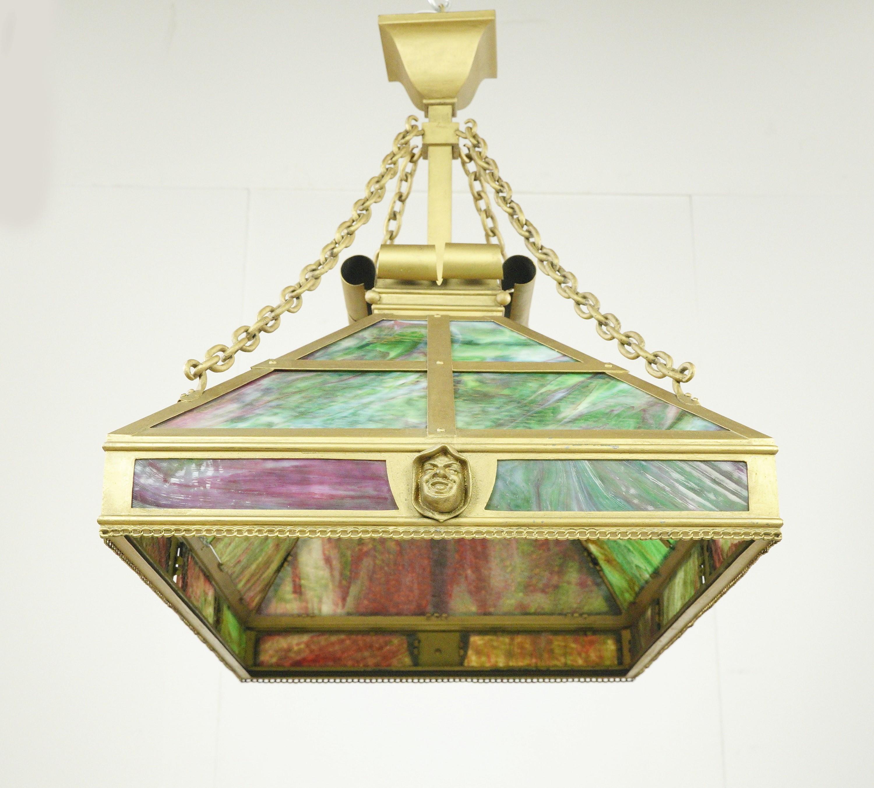 Arts & Crafts Figural Stained Glass Brass Suspension Light Rectangular (lampe à suspension en laiton avec vitrail)  en vente 4