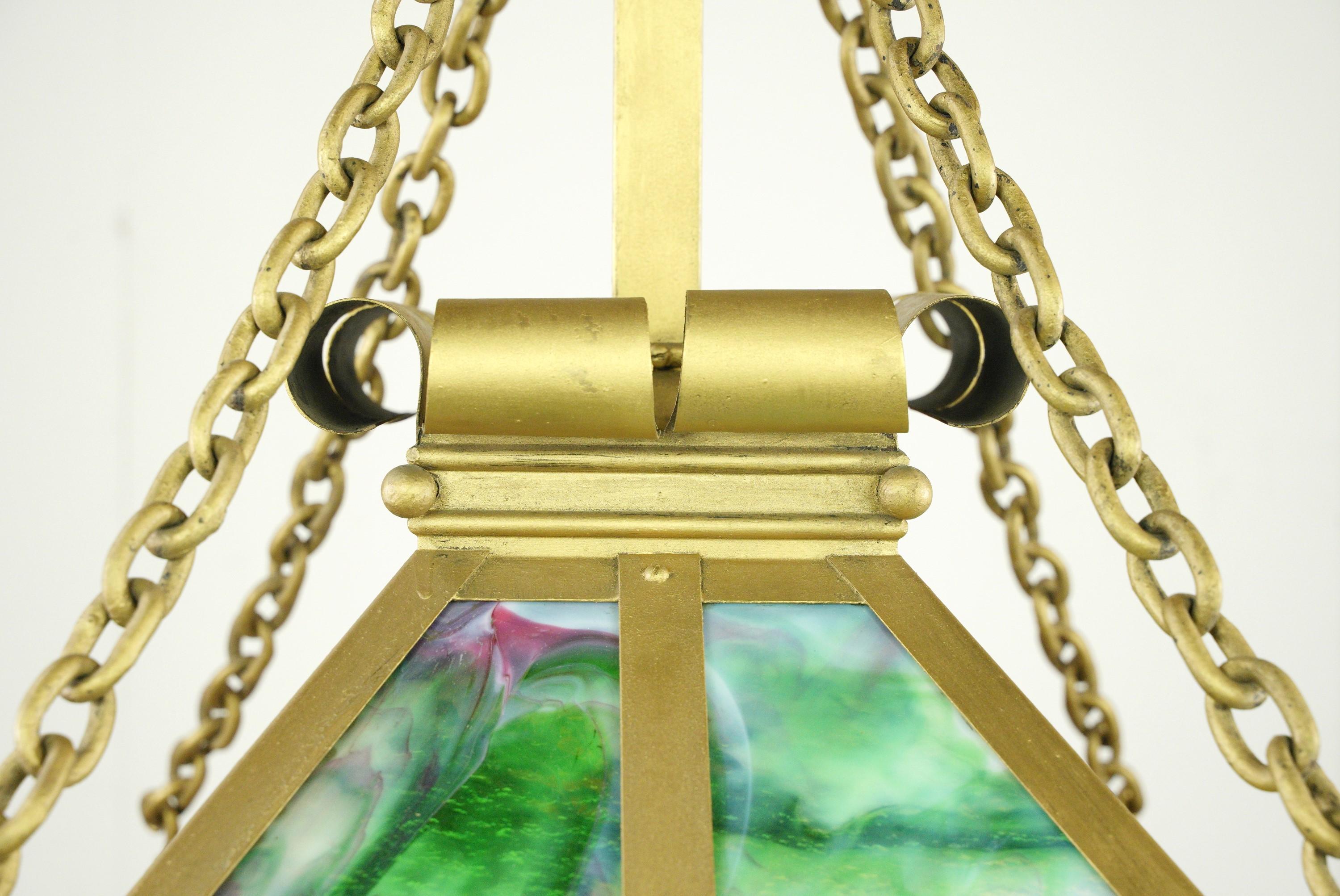 Arts & Crafts Figural Stained Glass Brass Suspension Light Rectangular (lampe à suspension en laiton avec vitrail)  en vente 5
