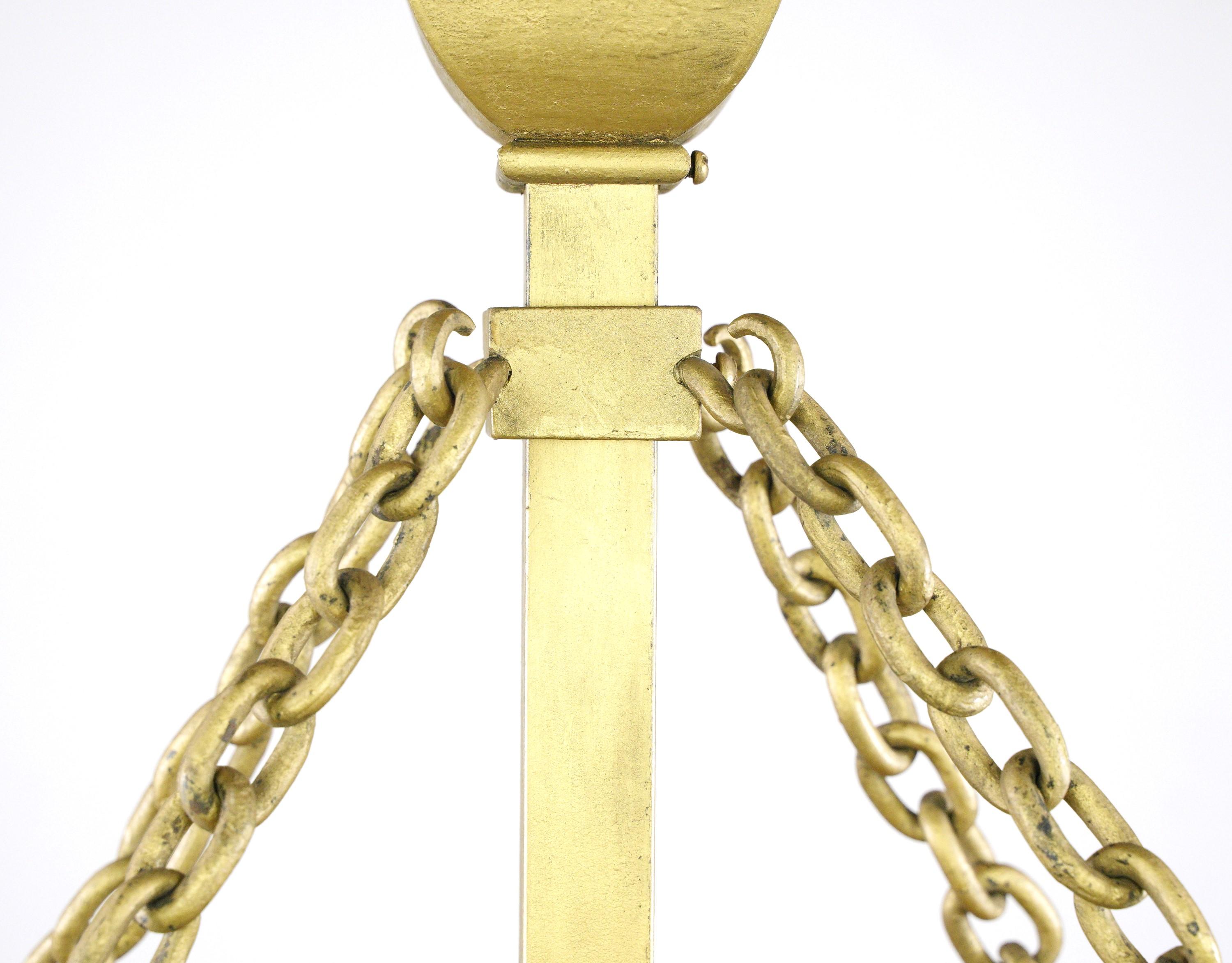 Américain Arts & Crafts Figural Stained Glass Brass Suspension Light Rectangular (lampe à suspension en laiton avec vitrail)  en vente