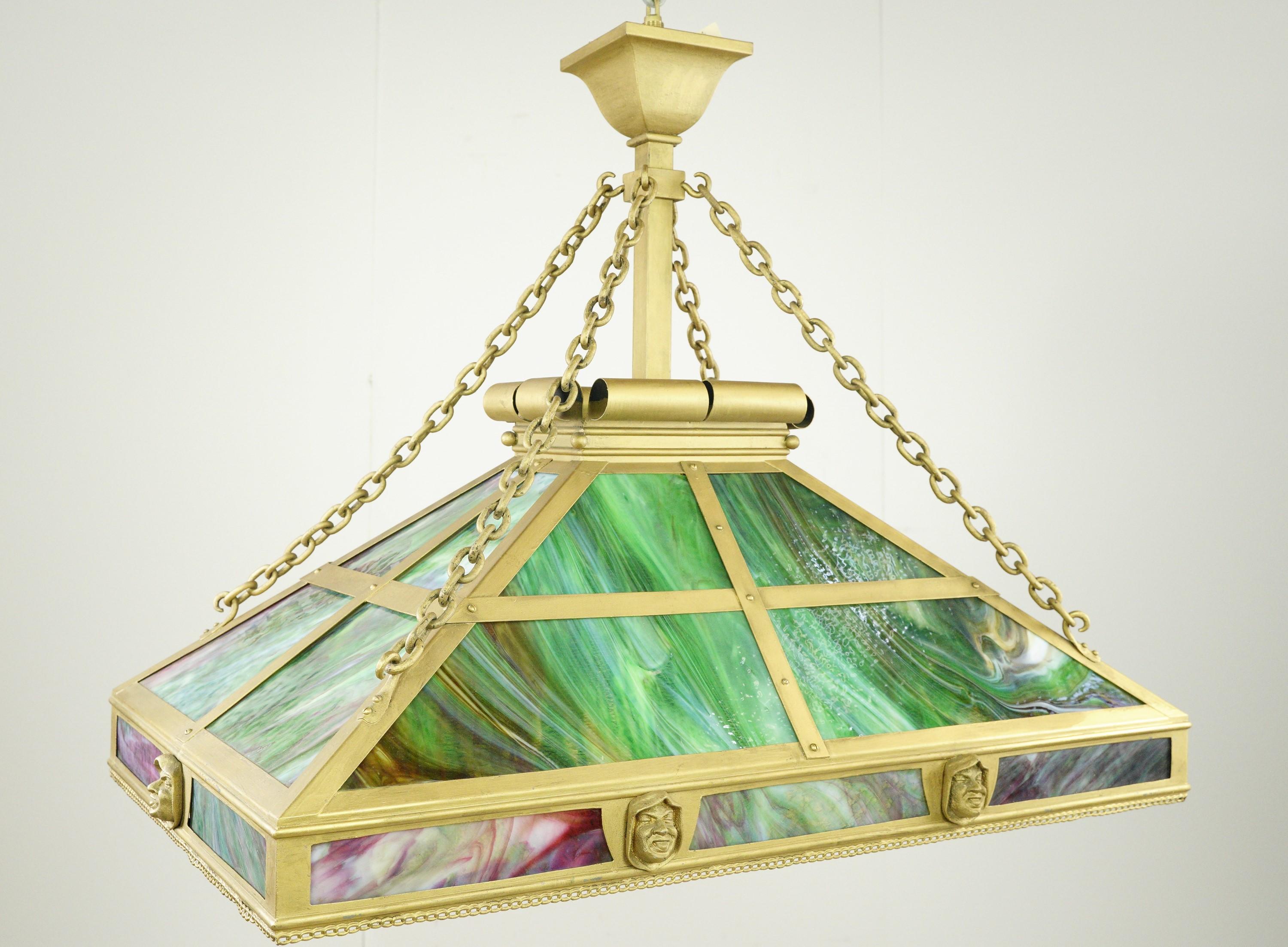 Arts & Crafts Figural Stained Glass Brass Suspension Light Rectangular (lampe à suspension en laiton avec vitrail)  en vente 1