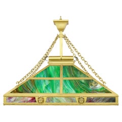 Arts & Crafts Figural Stained Glass Brass Suspension Light Rectangular (lampe à suspension en laiton avec vitrail) 