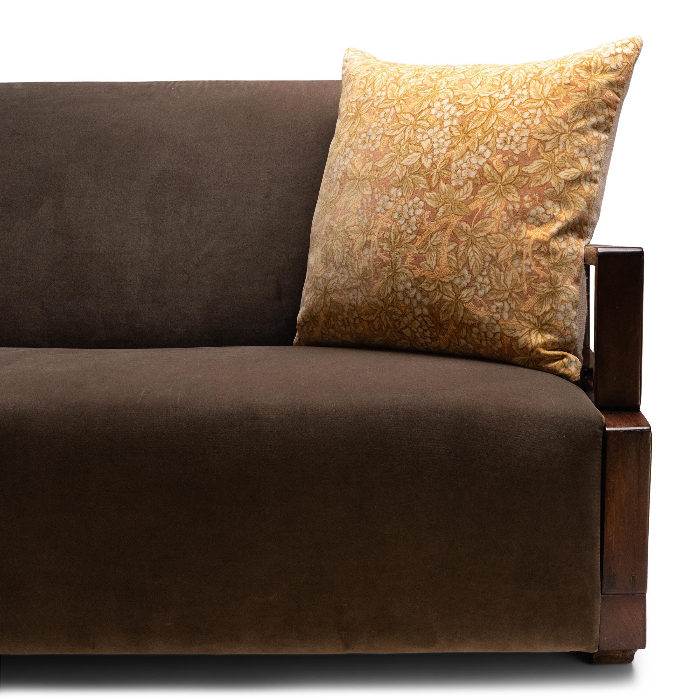 Ce coussin artisanal a été conçu par une artiste locale de Chicago et historienne du textile qui réutilise avec amour les tissus, vêtements et fragments de broderie vintage qu'elle collectionne au cours de ses voyages. Rempli de duvet et doublé de