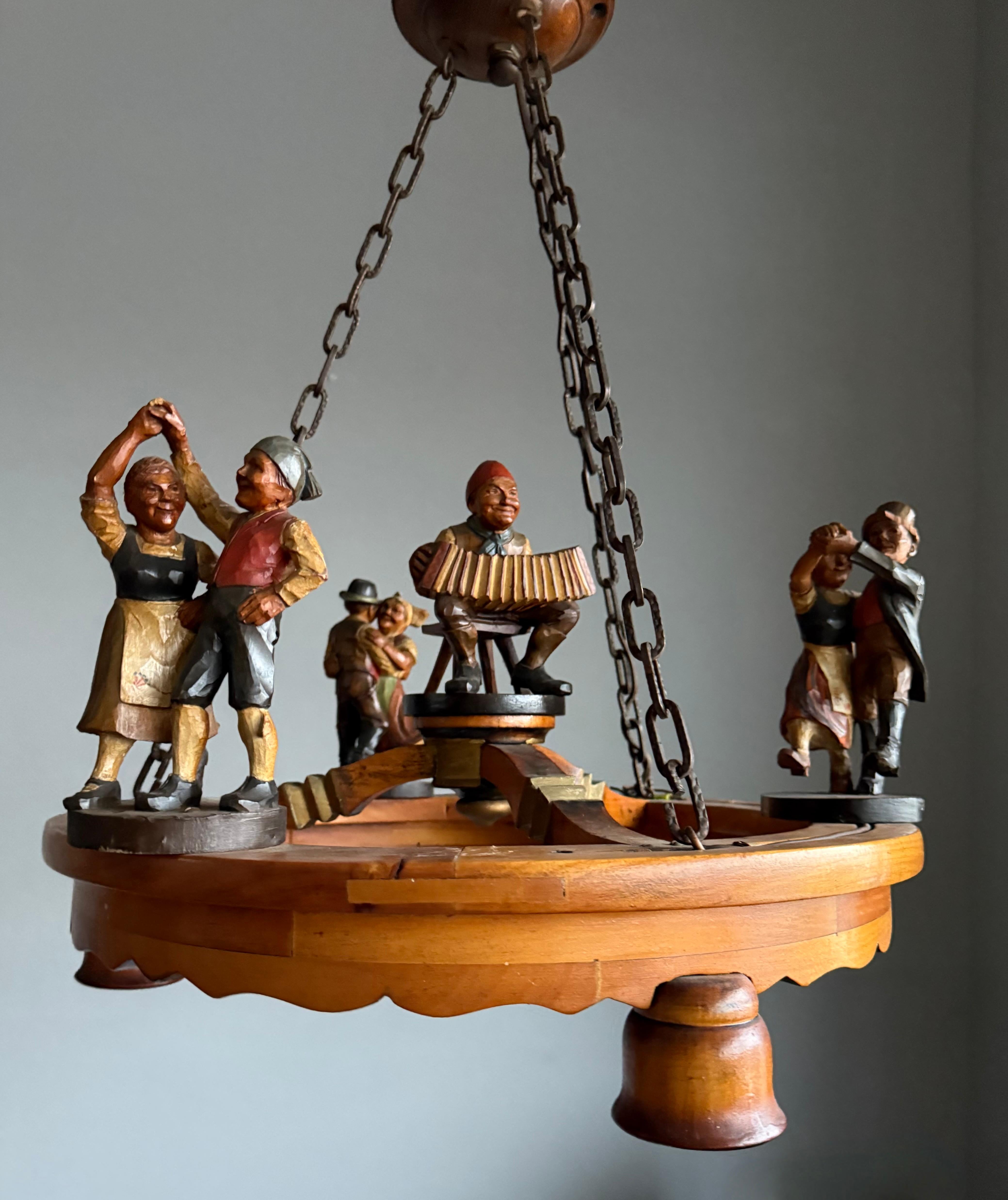 Arts and Crafts-Volkskunst-Kronleuchter mit Musikgewerbe- und Tanzskulpturen, viel Spaß (Handgeschnitzt) im Angebot