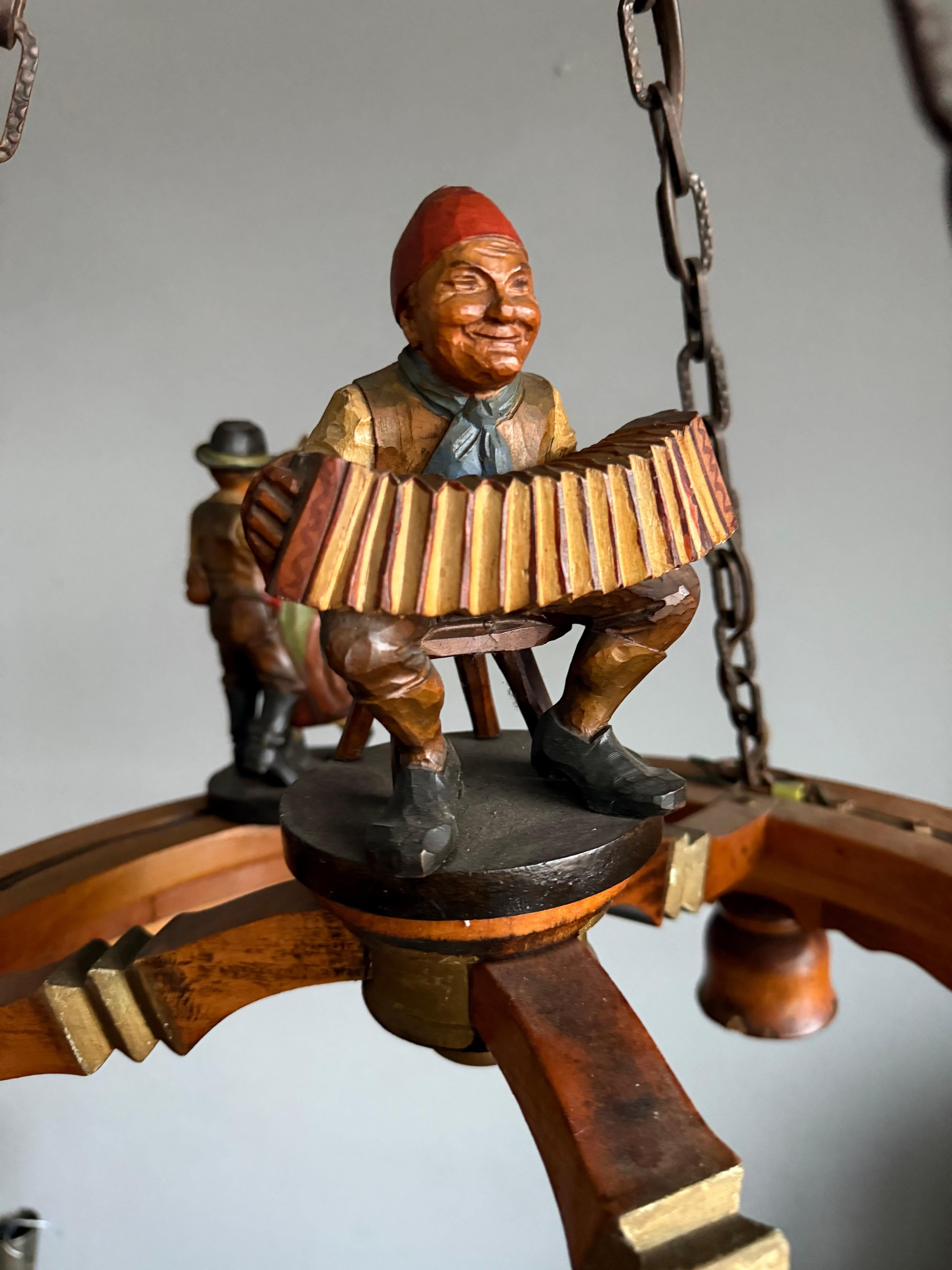 Arts and Crafts-Volkskunst-Kronleuchter mit Musikgewerbe- und Tanzskulpturen, viel Spaß (20. Jahrhundert) im Angebot