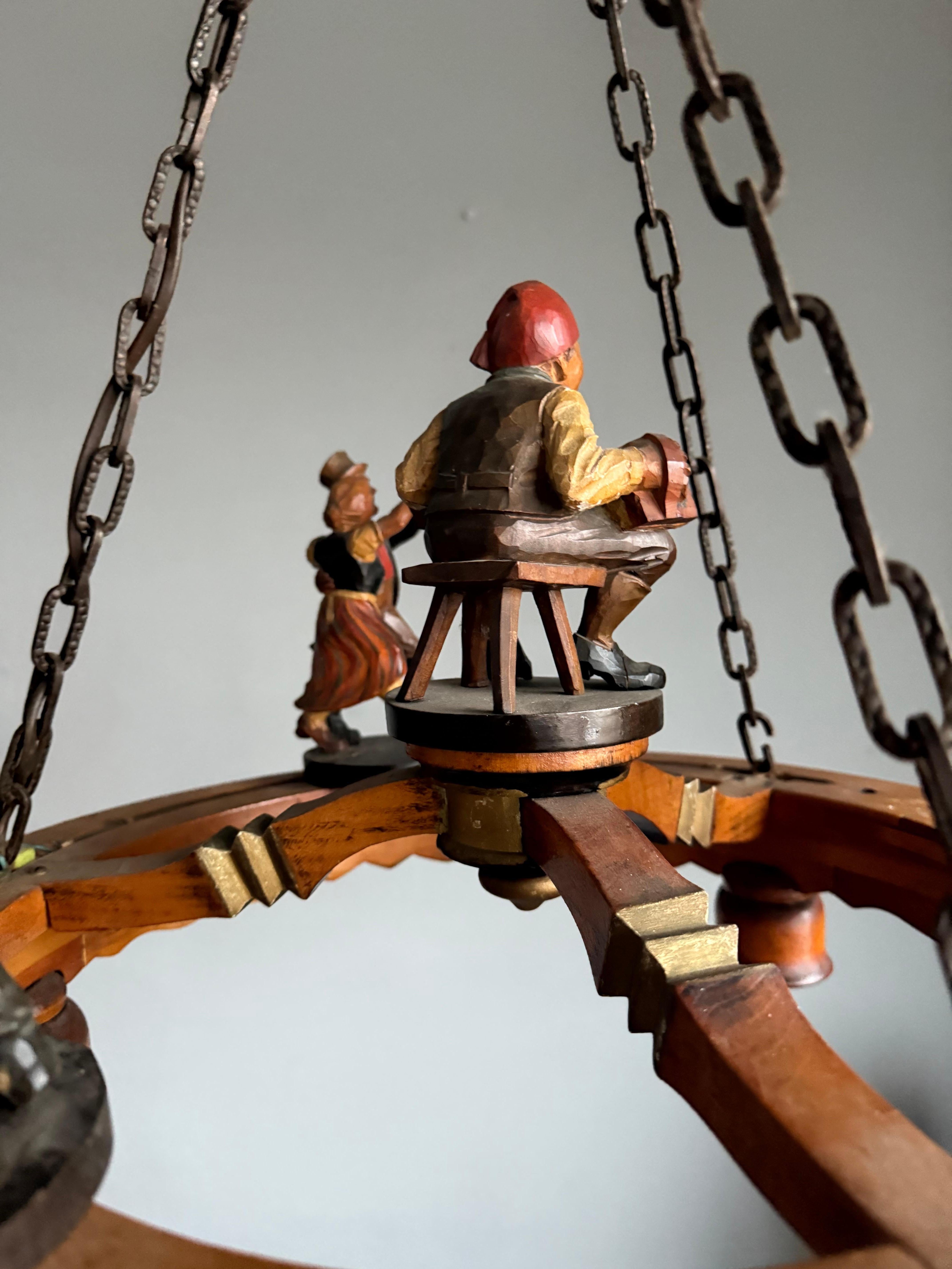 Arts and Crafts-Volkskunst-Kronleuchter mit Musikgewerbe- und Tanzskulpturen, viel Spaß (Metall) im Angebot