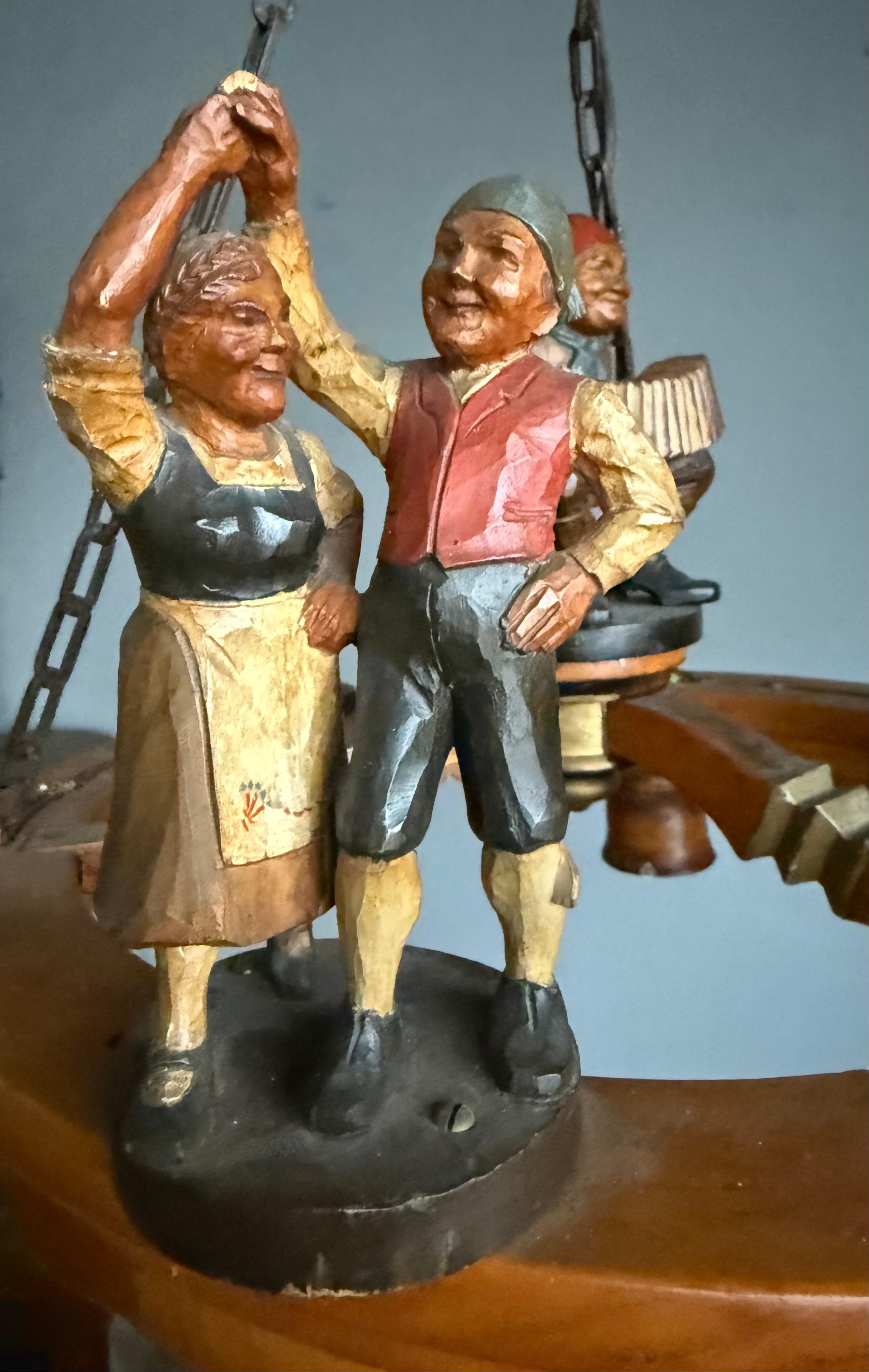 Arts and Crafts-Volkskunst-Kronleuchter mit Musikgewerbe- und Tanzskulpturen, viel Spaß im Angebot 1