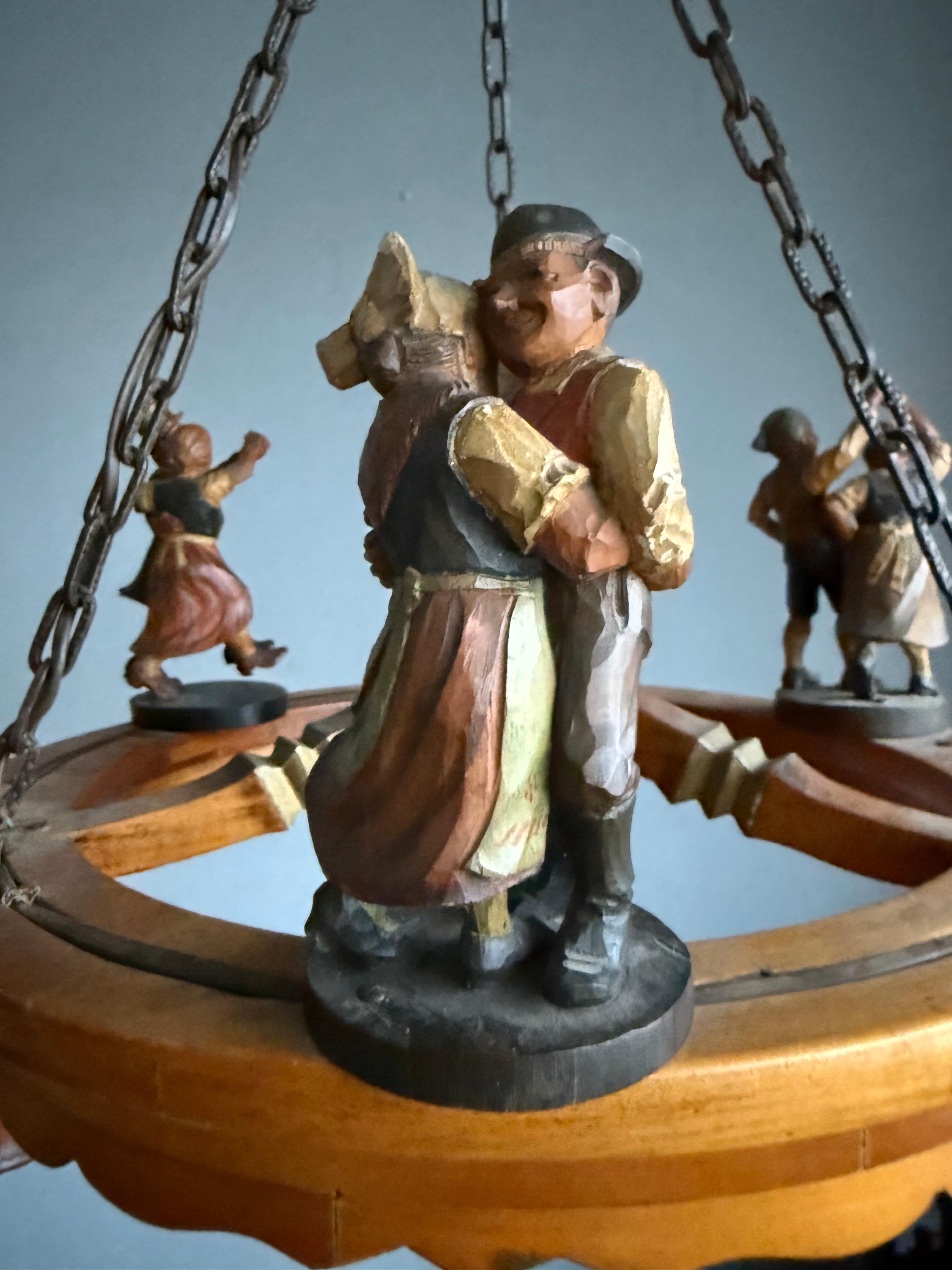 Arts and Crafts-Volkskunst-Kronleuchter mit Musikgewerbe- und Tanzskulpturen, viel Spaß im Angebot 2