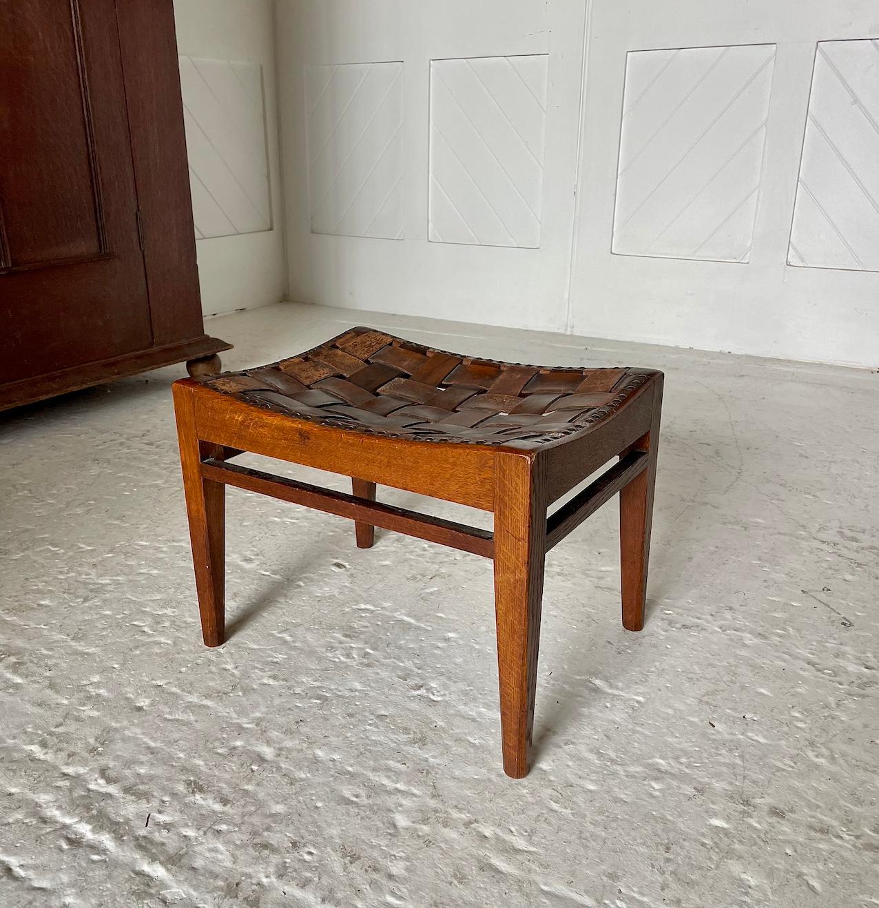 Sgabello Arts & Crafts in Oak

Con top in pelle intrecciata

Da Arthur Simpson di Kendall

Circa 1905

Altezza 31 cm. Larghezza 48,5 cm. Profondità 30 cm
