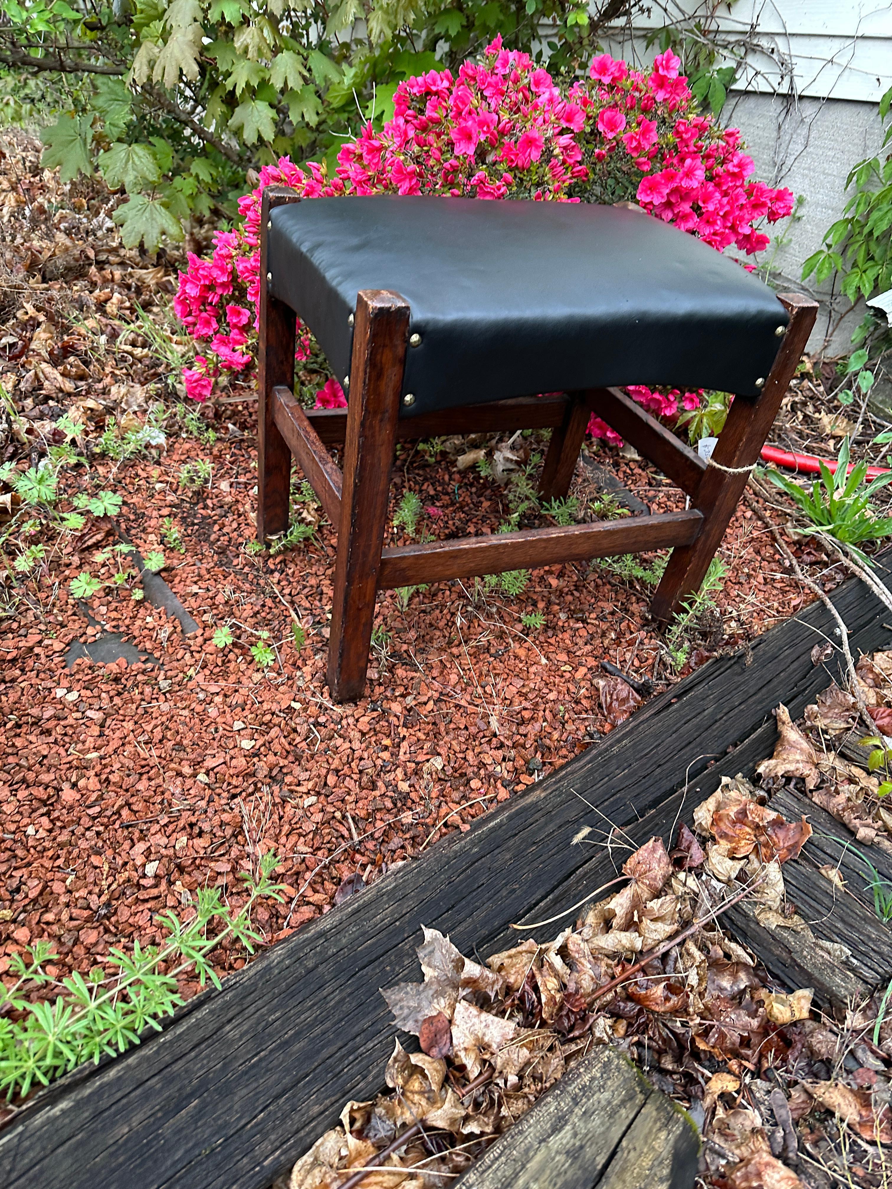Arts & Crafts Footstool by J.M. Young - W7172 stickley era. In Good Condition For Sale In Shamokin Dam, PA