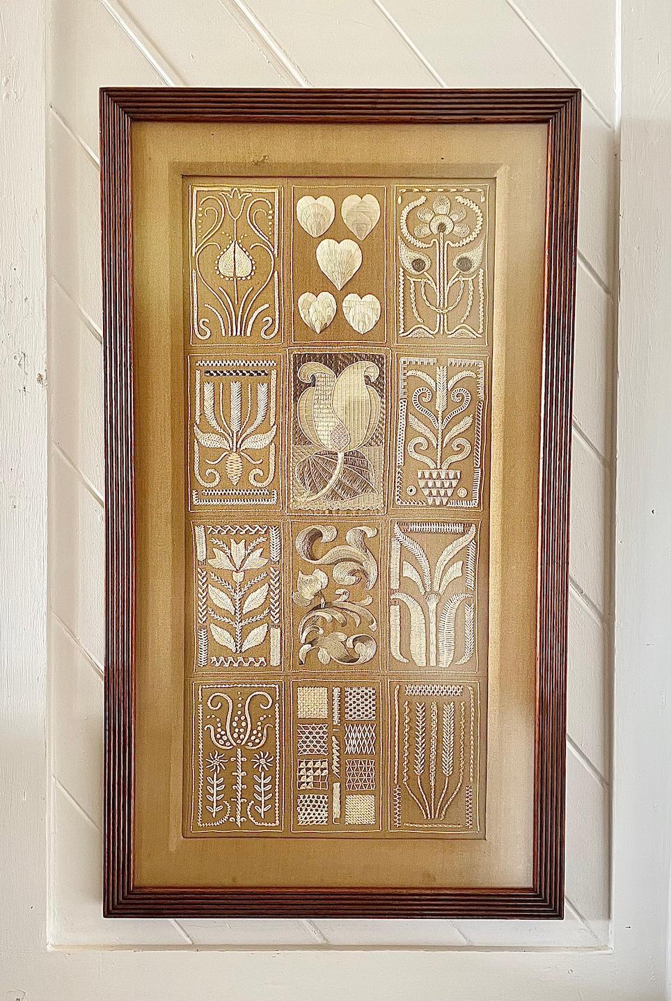 Pannello da ricamo con cornice in noce Art Reed & Crafts

Questo pannello mostra diverse tecniche di cucitura.

Probabilmente è stato disegnato da Lewis F Day e ricamato da sua moglie Temma Day.

Seta su lino

Circa 1890

Provenienza: 

Venduta dal