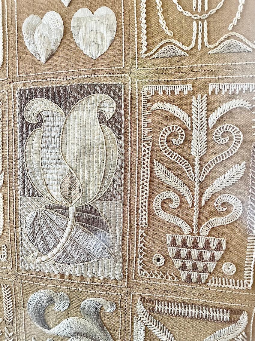 Arts and Crafts Pannello di ricamo incorniciato Arts & Crafts attribuito a Lewis F Day in vendita