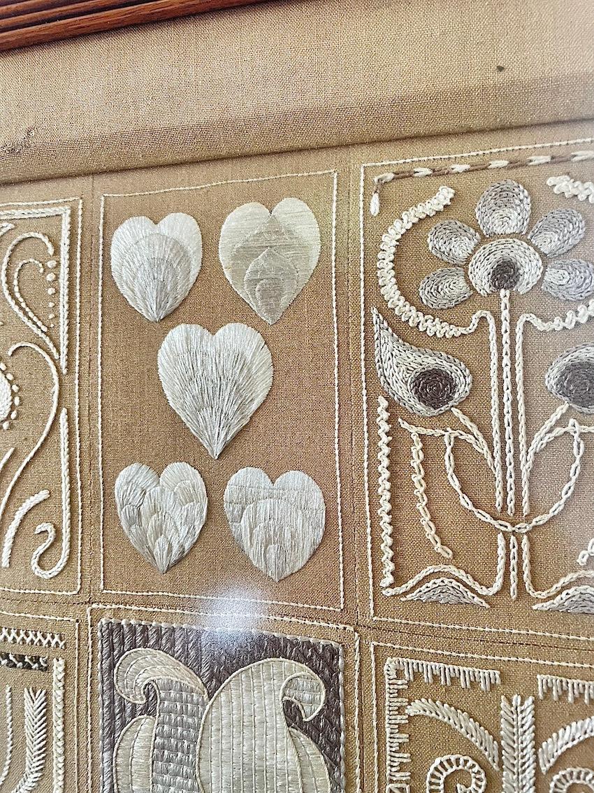 Inglese Pannello di ricamo incorniciato Arts & Crafts attribuito a Lewis F Day in vendita