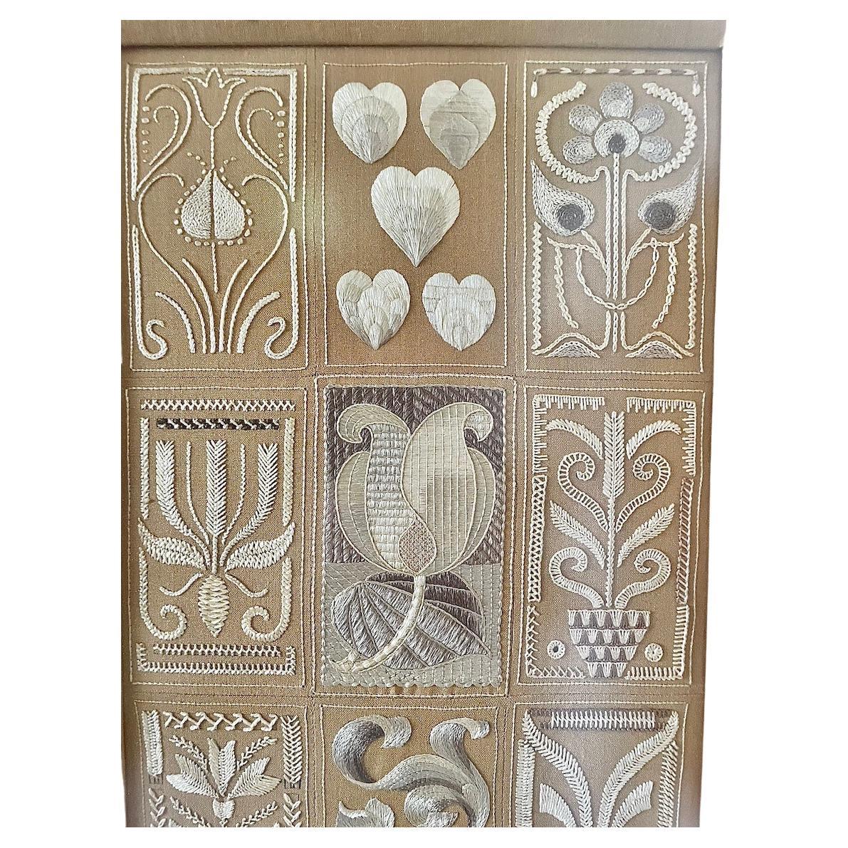 Pannello di ricamo incorniciato Arts & Crafts attribuito a Lewis F Day in vendita