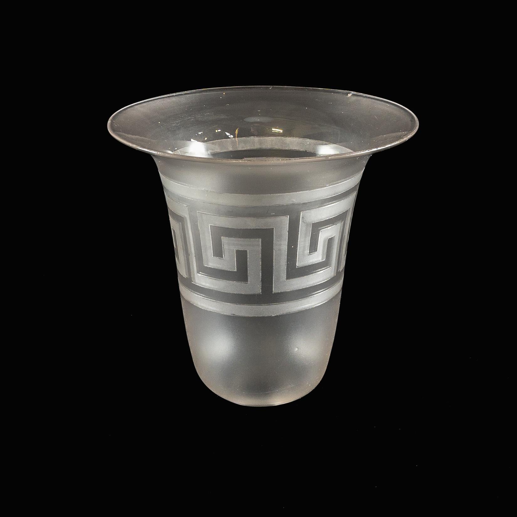 Arts & Crafts Milchglasschirm mit griechischem Schlüsselmotiv und ausgestelltem Rand im Angebot 2