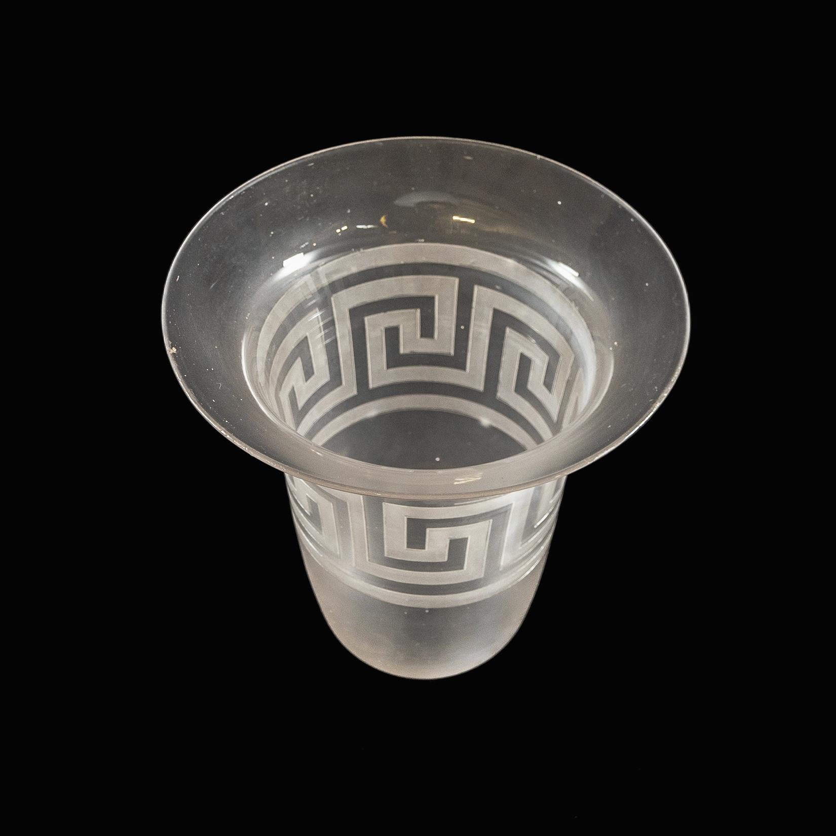 Arts & Crafts Milchglasschirm mit griechischem Schlüsselmotiv und ausgestelltem Rand im Angebot 3