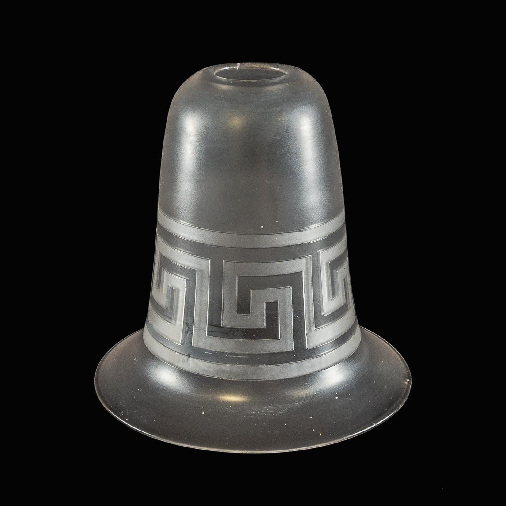 Arts and Crafts Mattglas-Schirm
Mattierter Glasschirm mit griechischem Schlüsselmotiv und ausgestelltem Rand. Durchmesser für die Galerie oder das Loch im Lampenschirm: 3cm/1.18