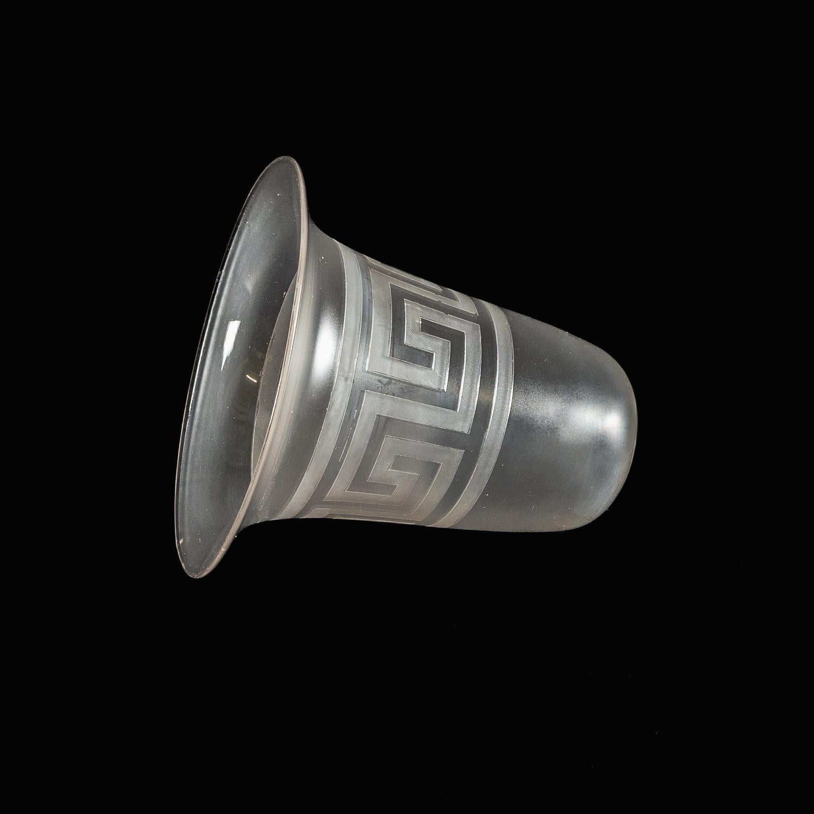 Arts & Crafts Milchglasschirm mit griechischem Schlüsselmotiv und ausgestelltem Rand (Handgefertigt) im Angebot