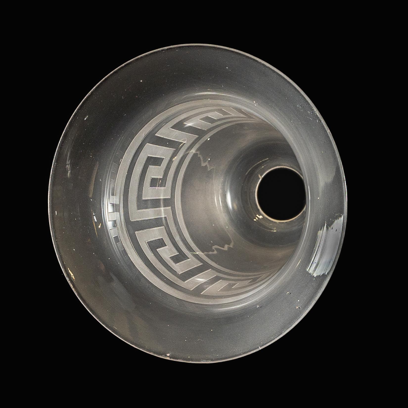 Arts & Crafts Milchglasschirm mit griechischem Schlüsselmotiv und ausgestelltem Rand (Uranglas) im Angebot