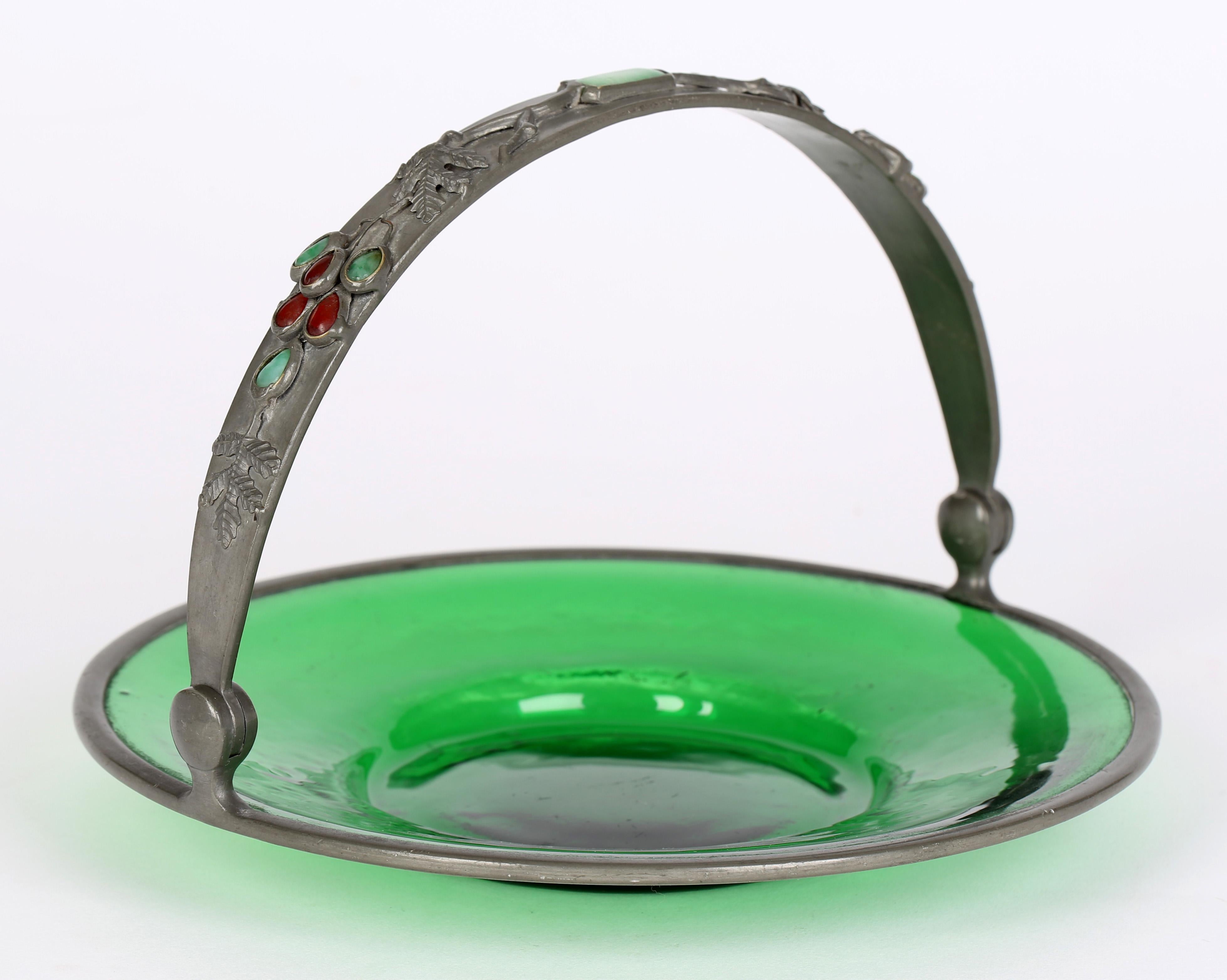 Anglais The Art &-Craft Gem Set Plat en verre vert monté en étain en vente