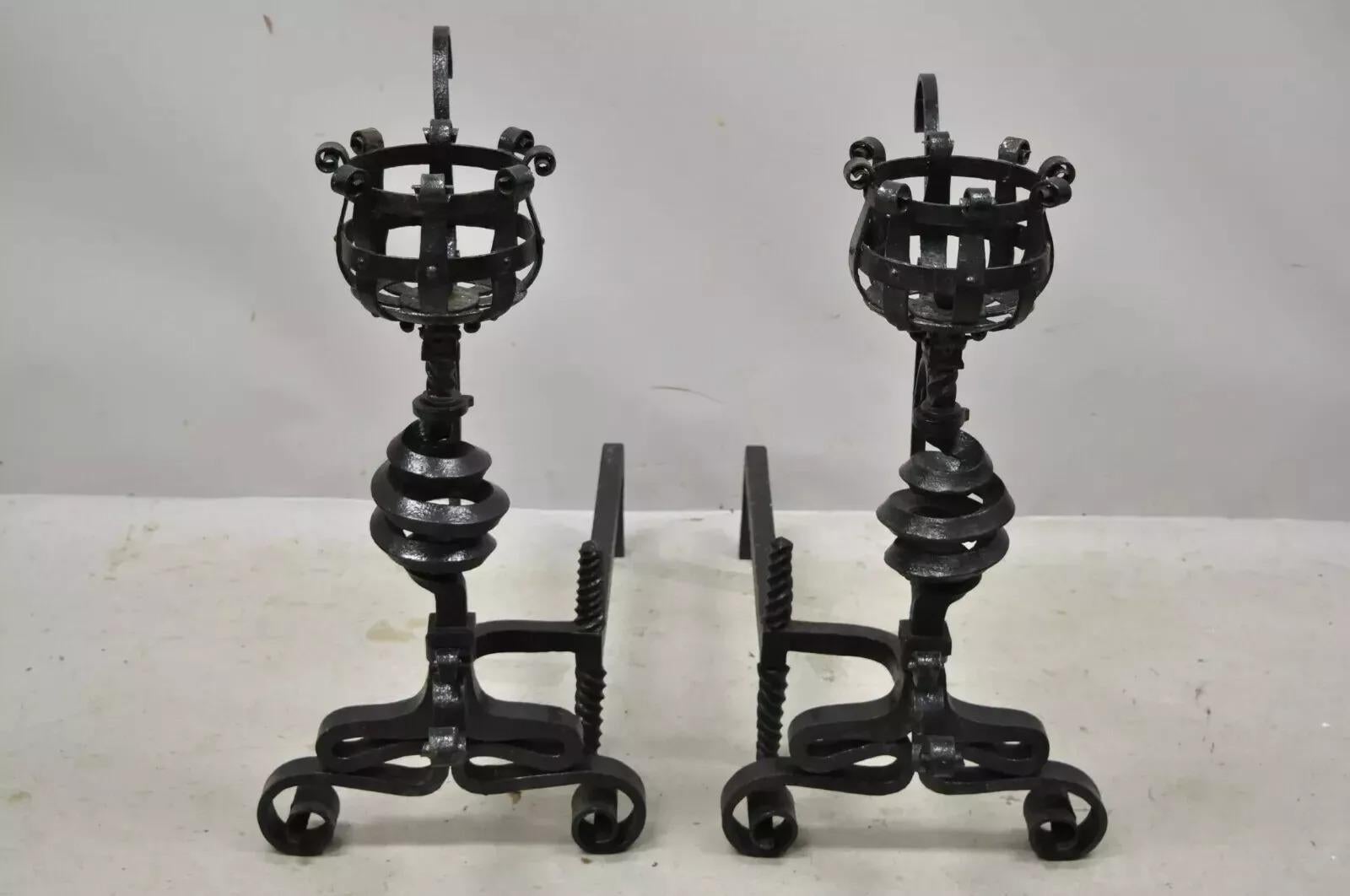 Arts & Crafts Gothic Cast Iron Spiral Scrollwork Fireplace Andirons - ein Paar. Artikel verfügt über Swing-out-Arm / Topfhalter, verziert scrolling Rahmen, Spirale Form Körper, Gusseisen Konstruktion, sehr schöne antike Element, Qualität