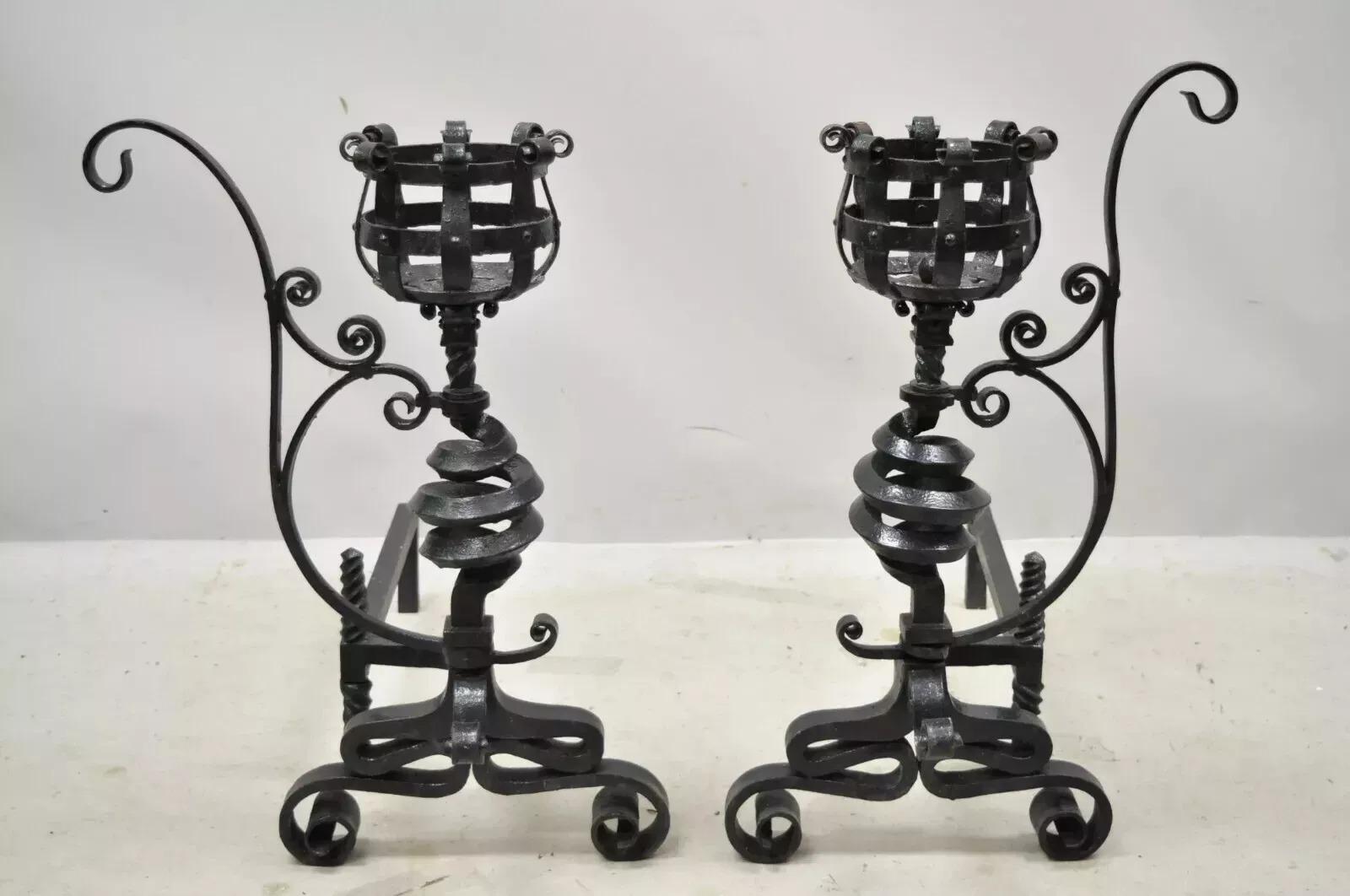 Arts and Crafts Gothic-Kamin-Feuerböcke aus Gusseisen mit Spiralschnörkeln und Schn im gotischen Stil - ein Paar (Gotisch) im Angebot