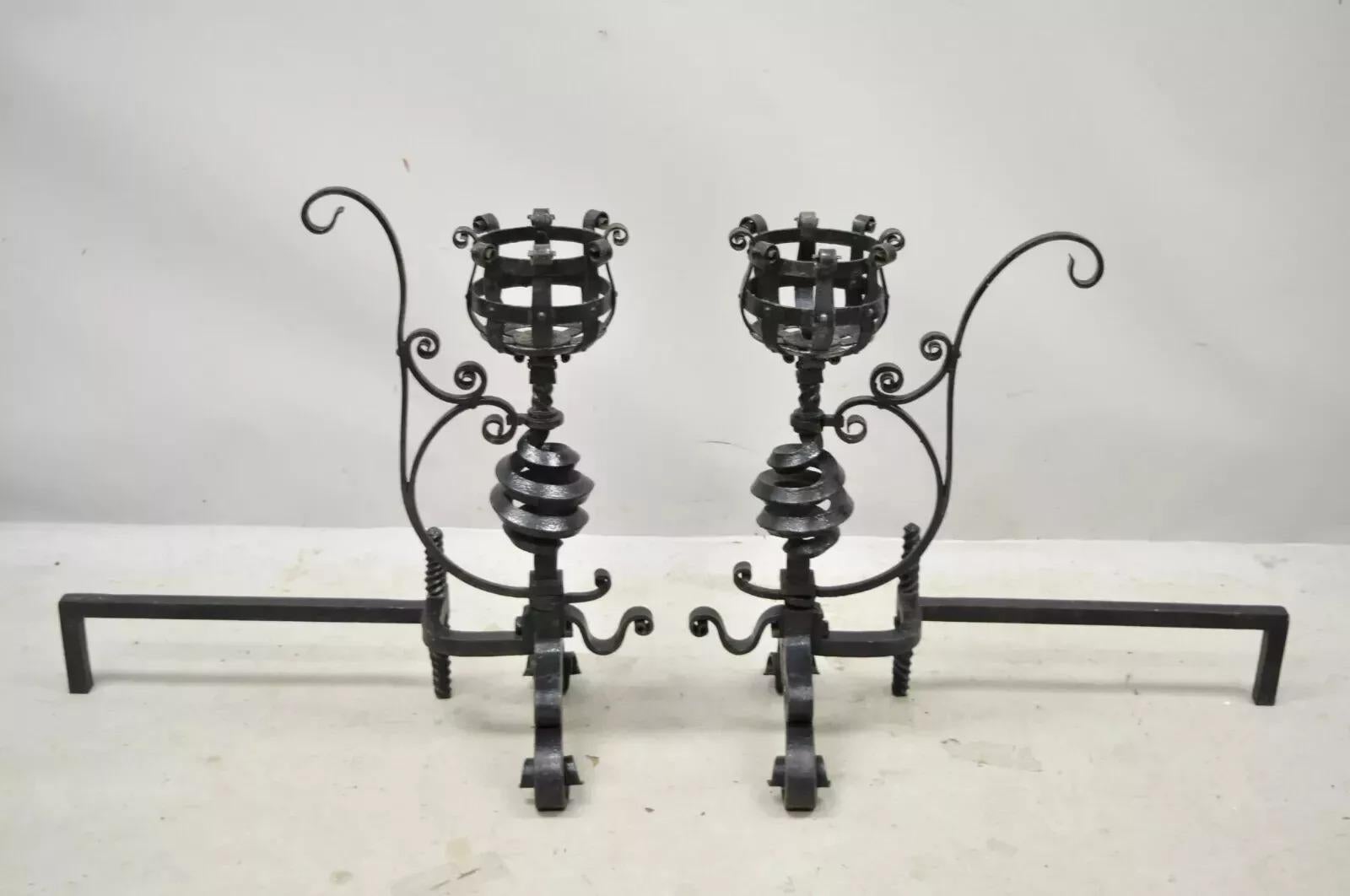 Arts and Crafts Gothic-Kamin-Feuerböcke aus Gusseisen mit Spiralschnörkeln und Schn im gotischen Stil - ein Paar (Unbekannt) im Angebot