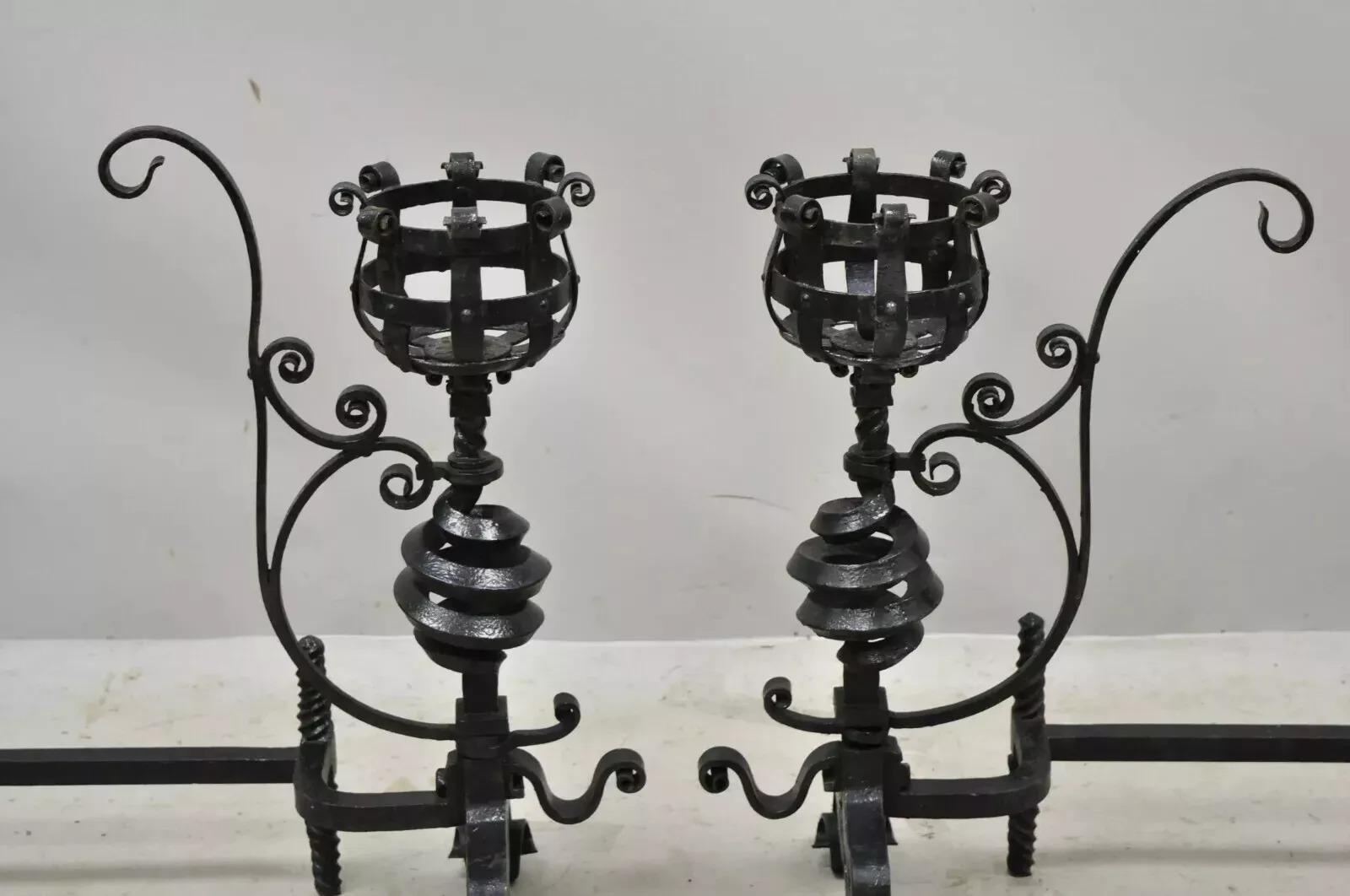 Arts and Crafts Gothic-Kamin-Feuerböcke aus Gusseisen mit Spiralschnörkeln und Schn im gotischen Stil - ein Paar (Gegossen) im Angebot