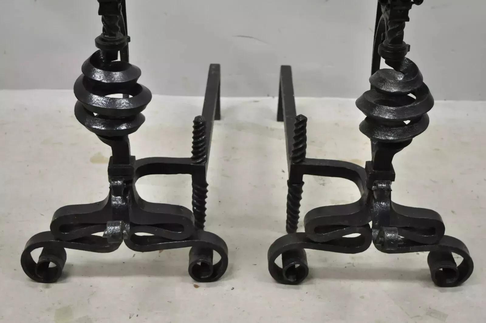 Arts and Crafts Gothic-Kamin-Feuerböcke aus Gusseisen mit Spiralschnörkeln und Schn im gotischen Stil - ein Paar im Zustand „Gut“ im Angebot in Philadelphia, PA