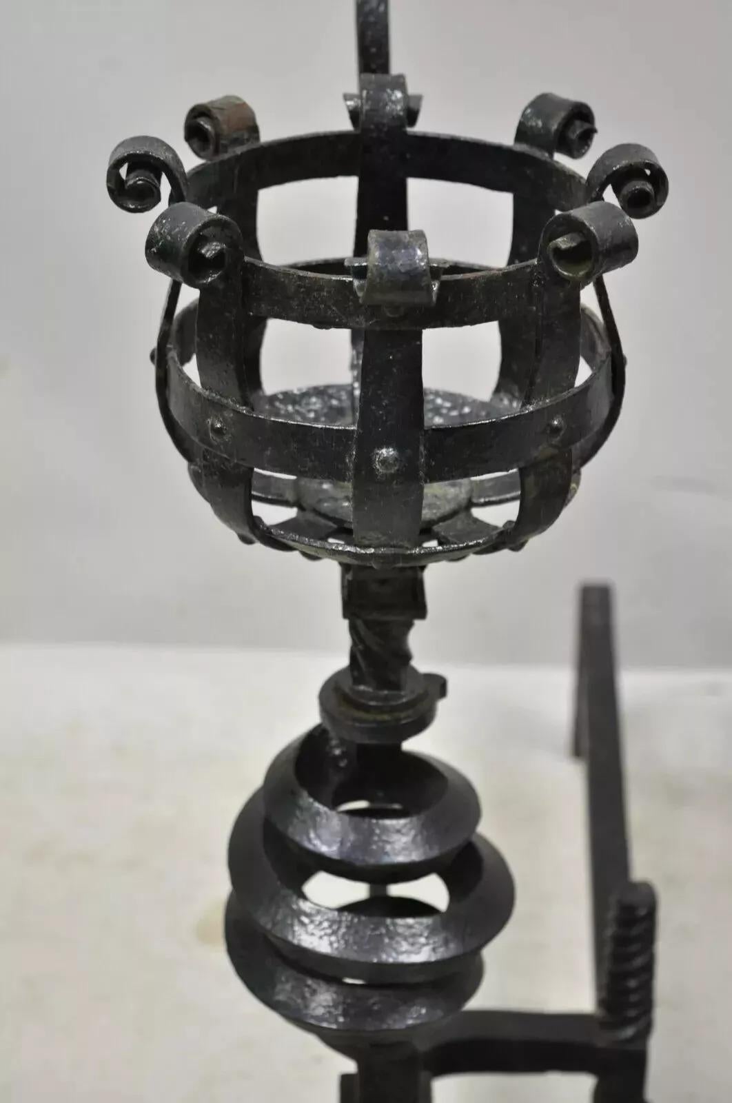 Arts and Crafts Gothic-Kamin-Feuerböcke aus Gusseisen mit Spiralschnörkeln und Schn im gotischen Stil - ein Paar (19. Jahrhundert) im Angebot