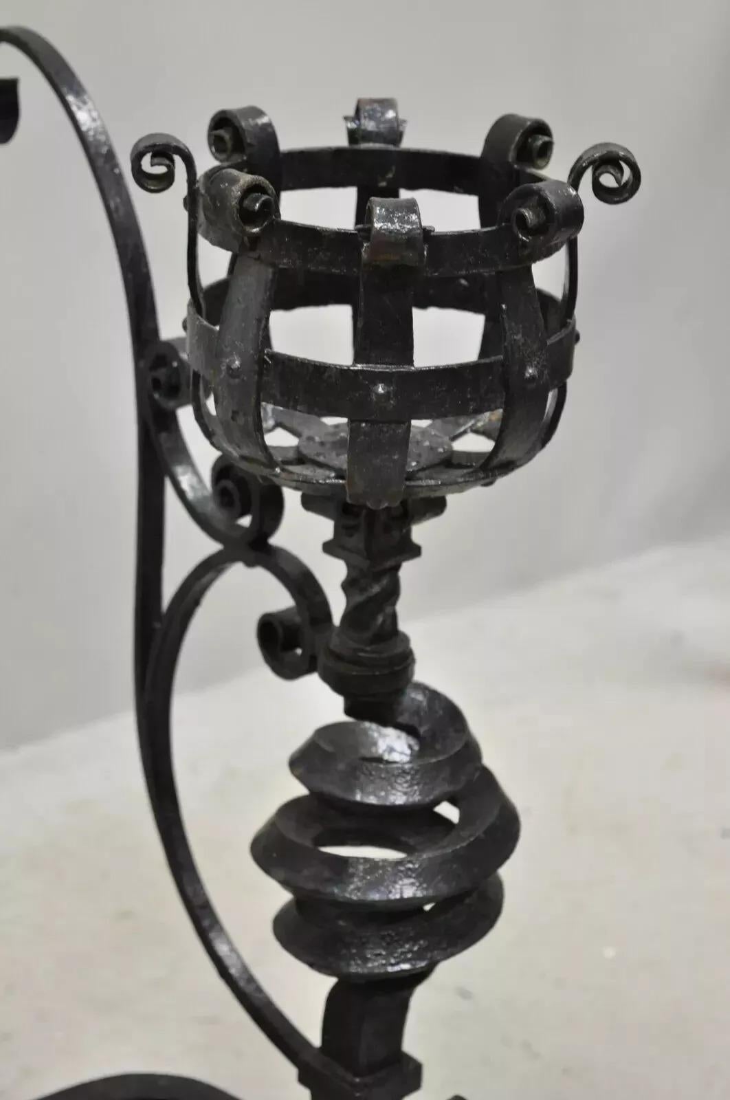Arts and Crafts Gothic-Kamin-Feuerböcke aus Gusseisen mit Spiralschnörkeln und Schn im gotischen Stil - ein Paar (Eisen) im Angebot