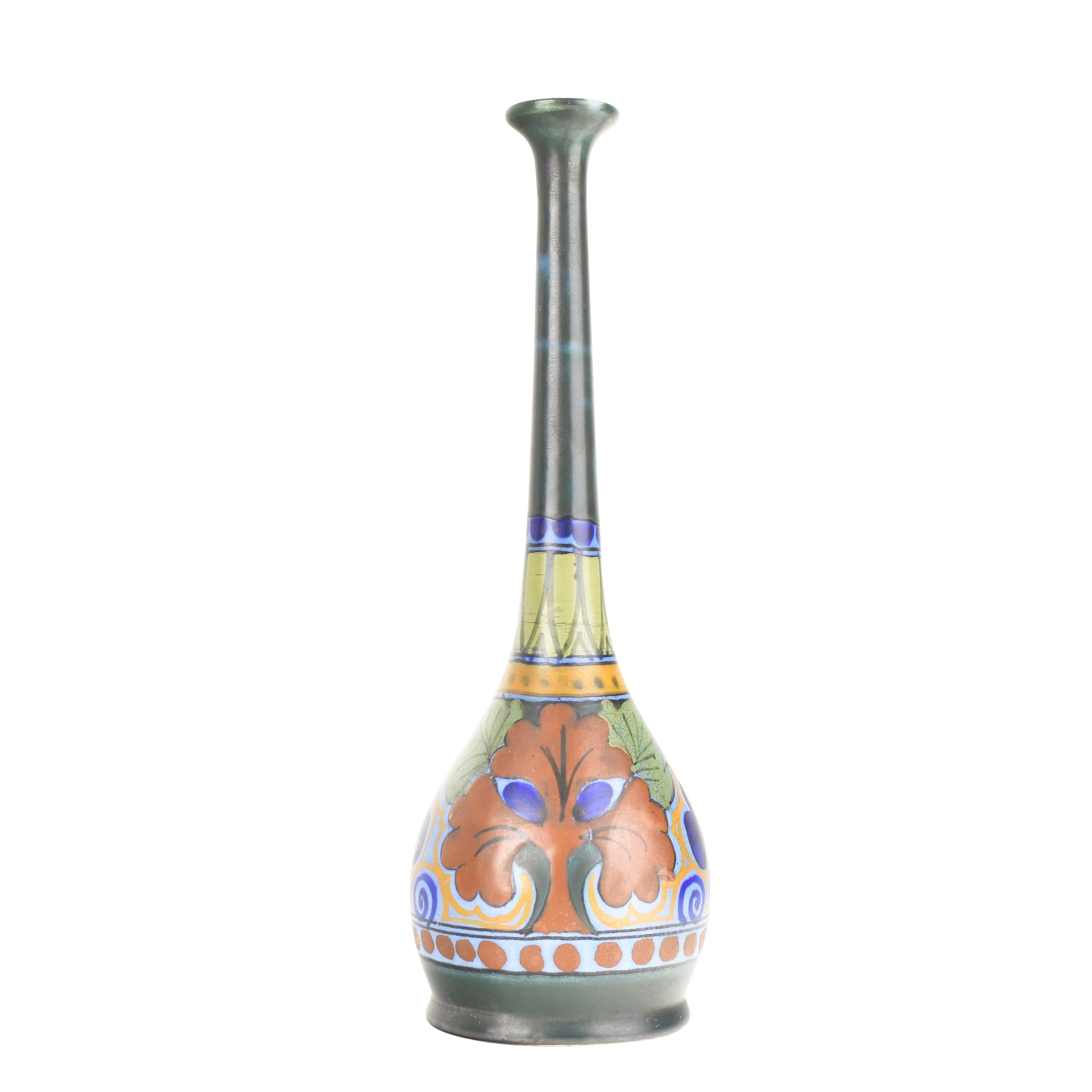 Antique Gouda Soliflor Stem Vase - Art Nouveau Elegance from the Netherlands

This soliflor stem vase, crafted from hand-painted, matte-glazed ceramic, is an example of ceramic art from the Art Nouveau period in the Netherlands around 1910. It