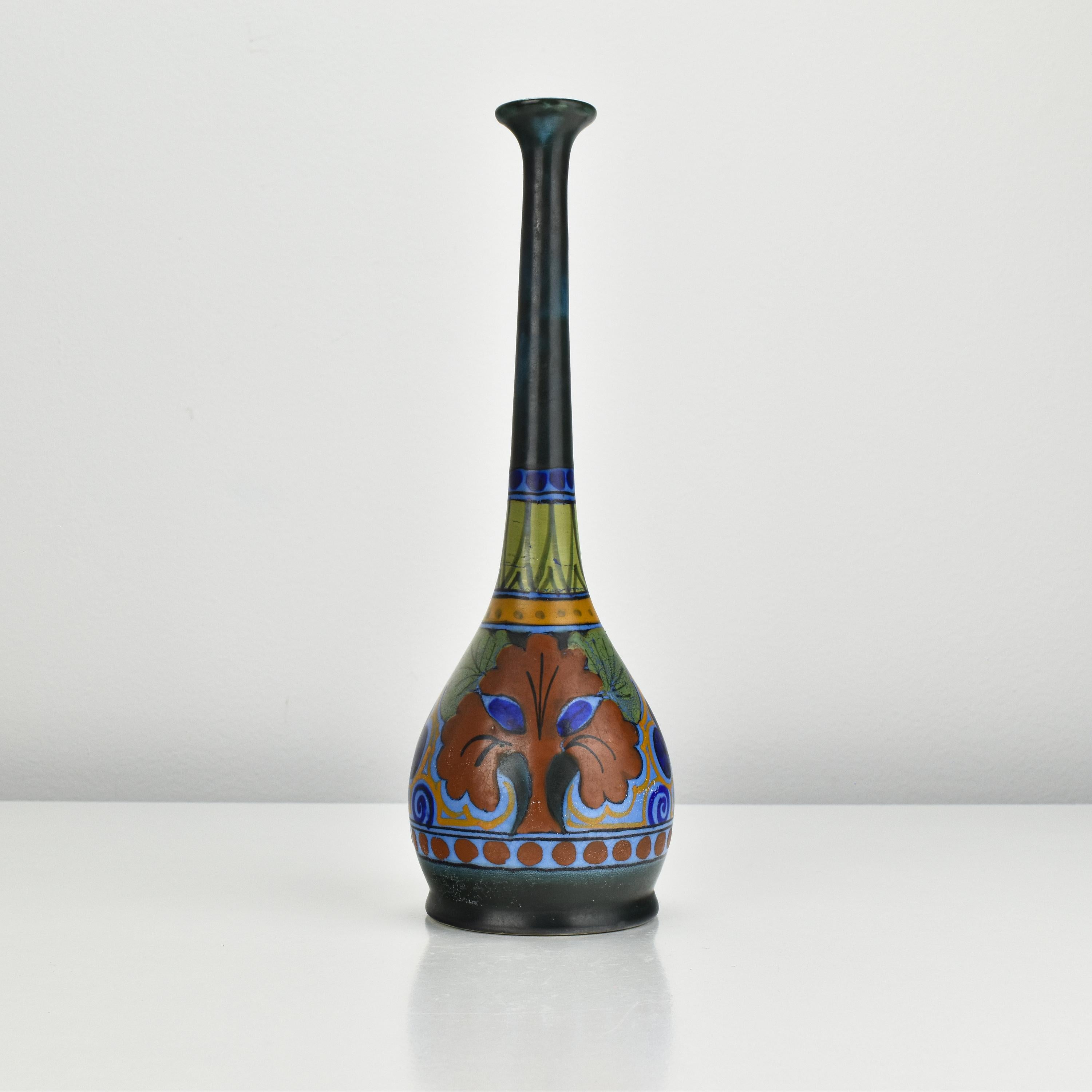 Arts & Crafts Gouda School Art Pottery Stylized Floral Soliflor Stem Vase Azurea In Good Condition For Sale In Bad Säckingen, DE
