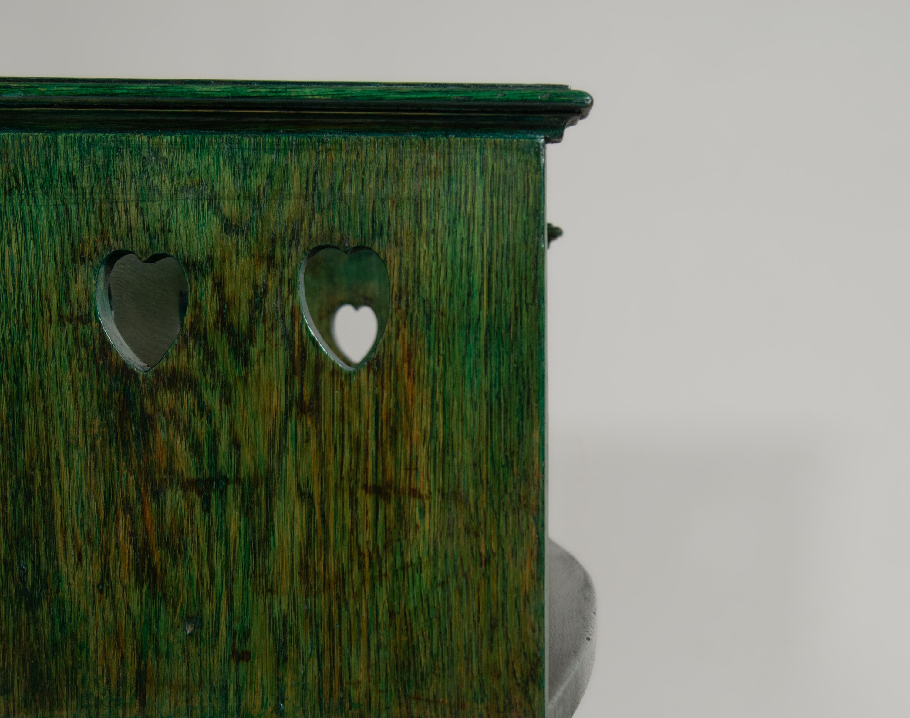 Arts & Crafts Green Stained Oak Small Bench Seat Heart Shape Decoration 3