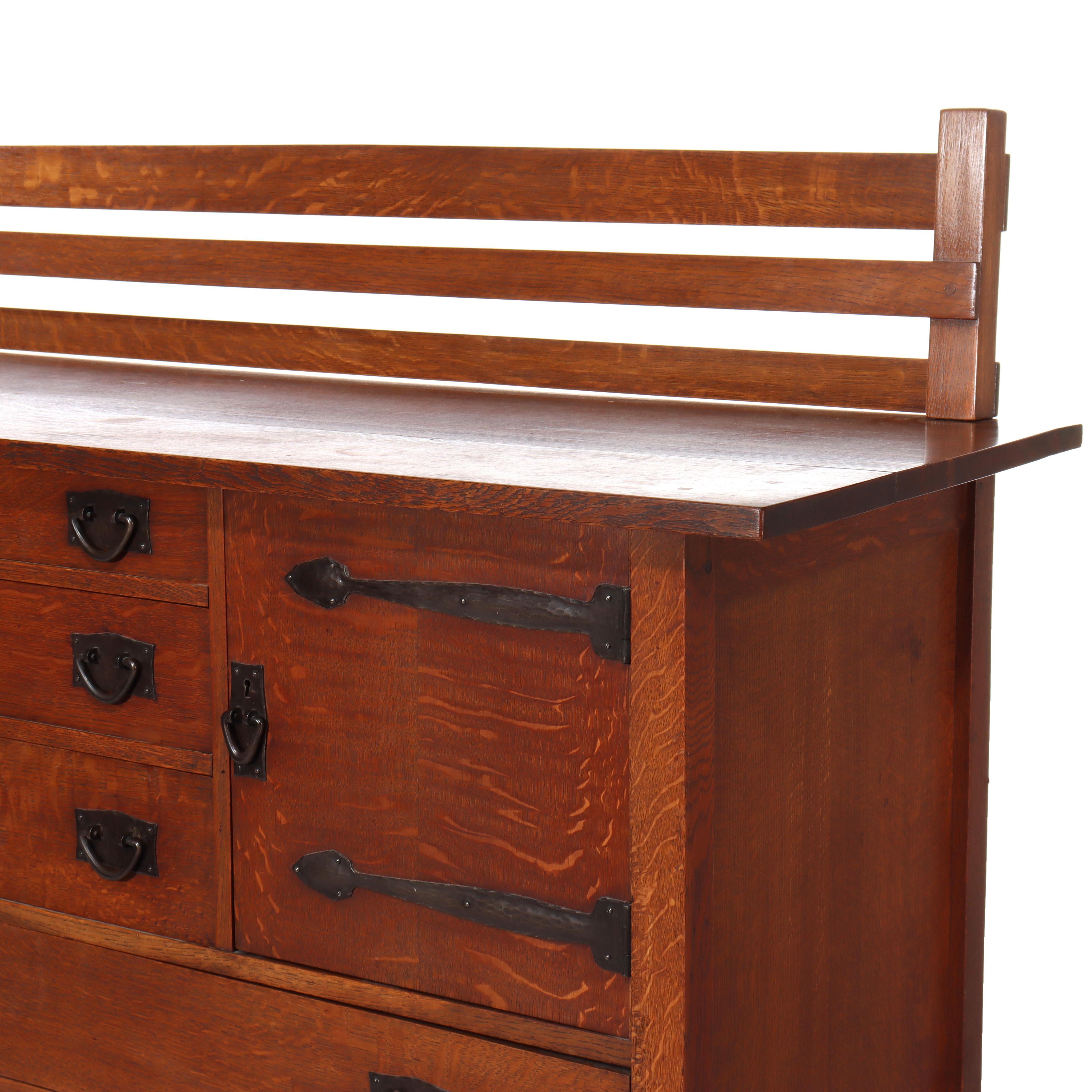 XX secolo Credenza Arts & Crafts Gustav Stickley in Oak con cerniera a cinghia C1910 in vendita