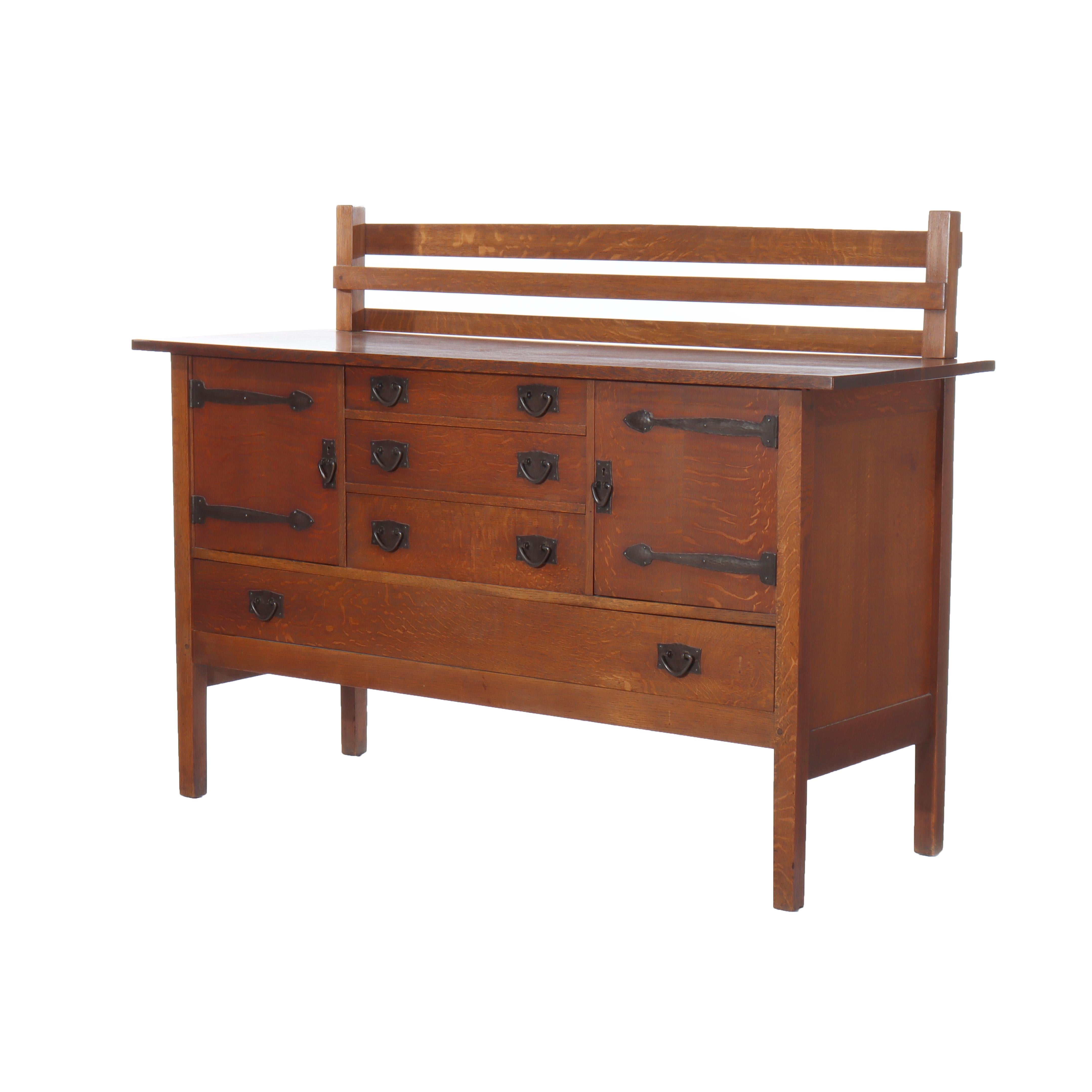 Credenza Arts
Crafts Gustav Stickley in Oak con cerniera a cinghia C1910