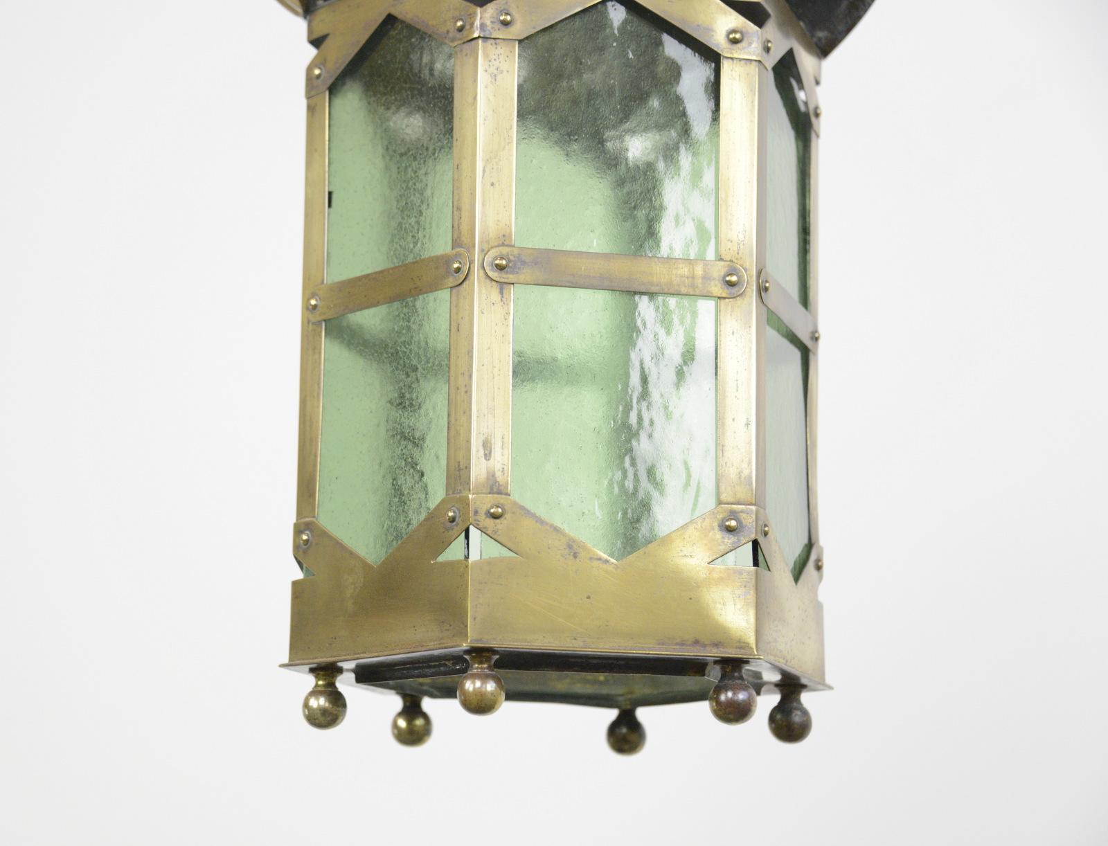 Arts & Crafts hallway lantern, circa 1900

- Fluted brass top
- Original bottle green glass
- Takes B22 fitting bulbs
- Comes with original brass chain
- English, 1900
- Measures: 50 cm tall x 30 cm wide 

Condition report

Fully re wired