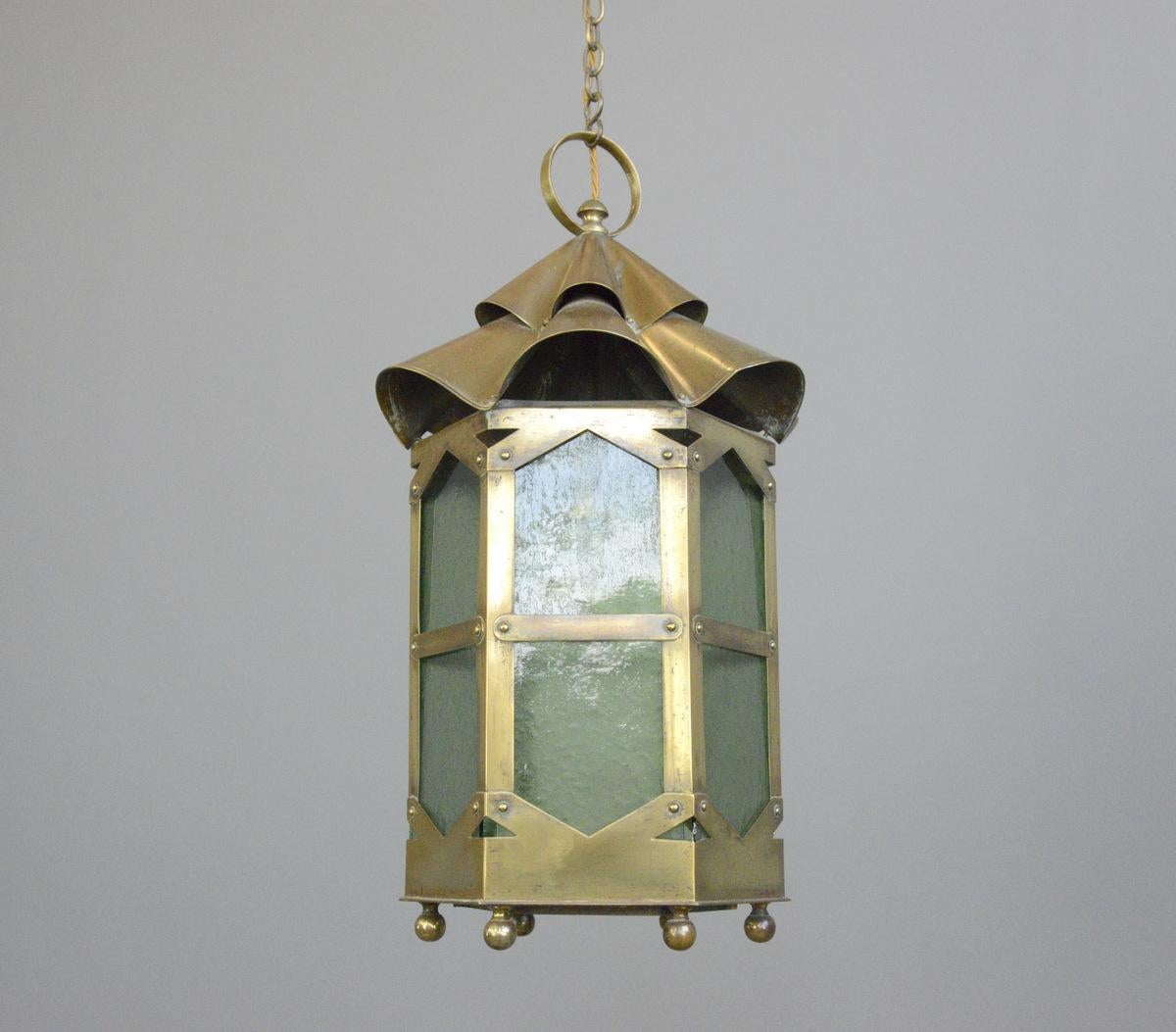 Arts & Crafts hallway lantern, circa 1900

- Fluted brass top
- Original bottle green glass
- Takes B22 fitting bulbs
- Comes with original brass chain
- English, 1900
- Measures: 50cm tall x 30cm wide 

Condition report:

Fully re wired