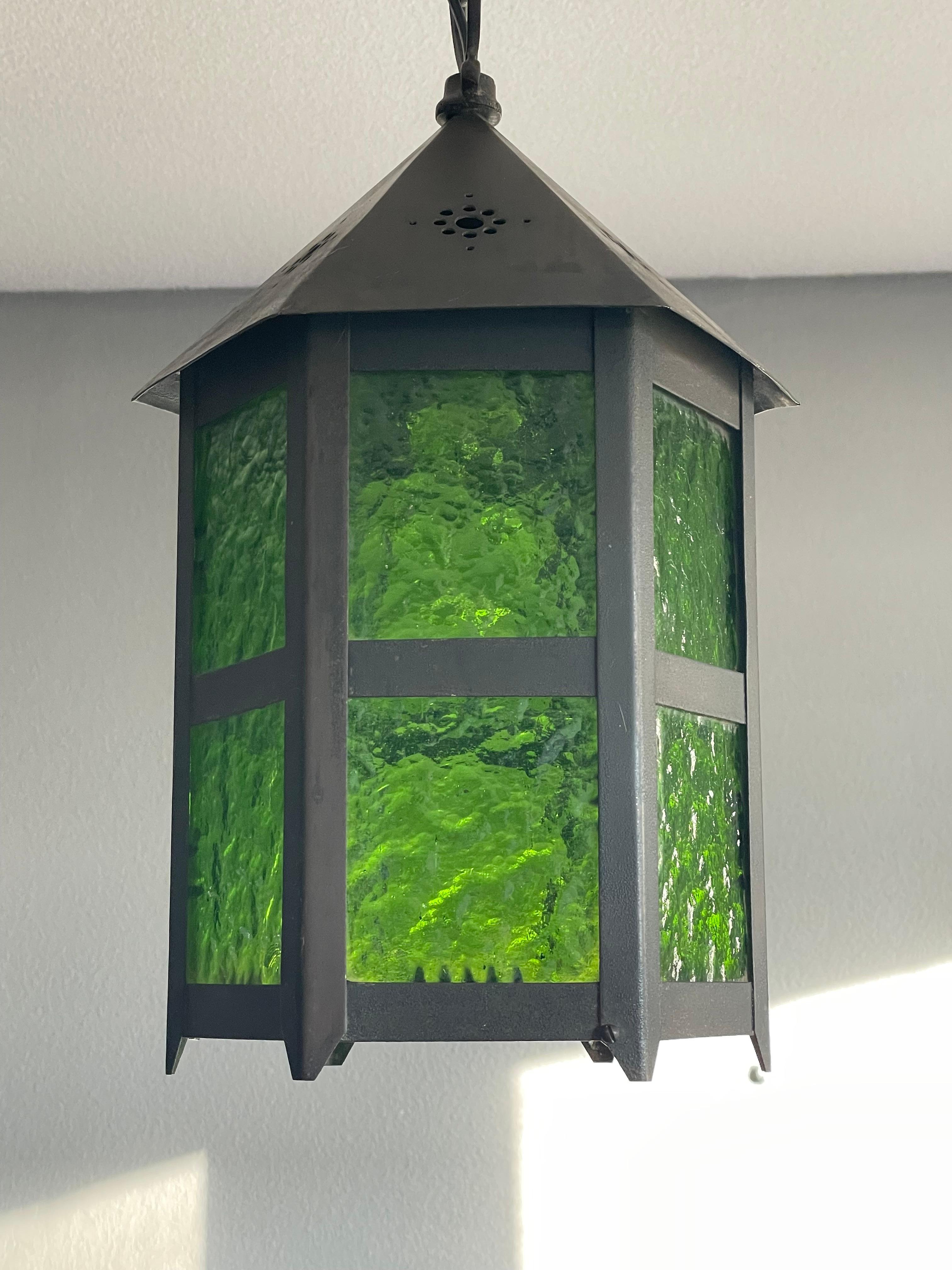 La Lande verte, si vous cherchez une lumière élégante pour votre entrée ou votre palier.  

Ce luminaire antique magnifiquement exécuté et élégant est livré avec les panneaux de verre vert antique d'origine et, avec le cadre en laiton parfaitement
