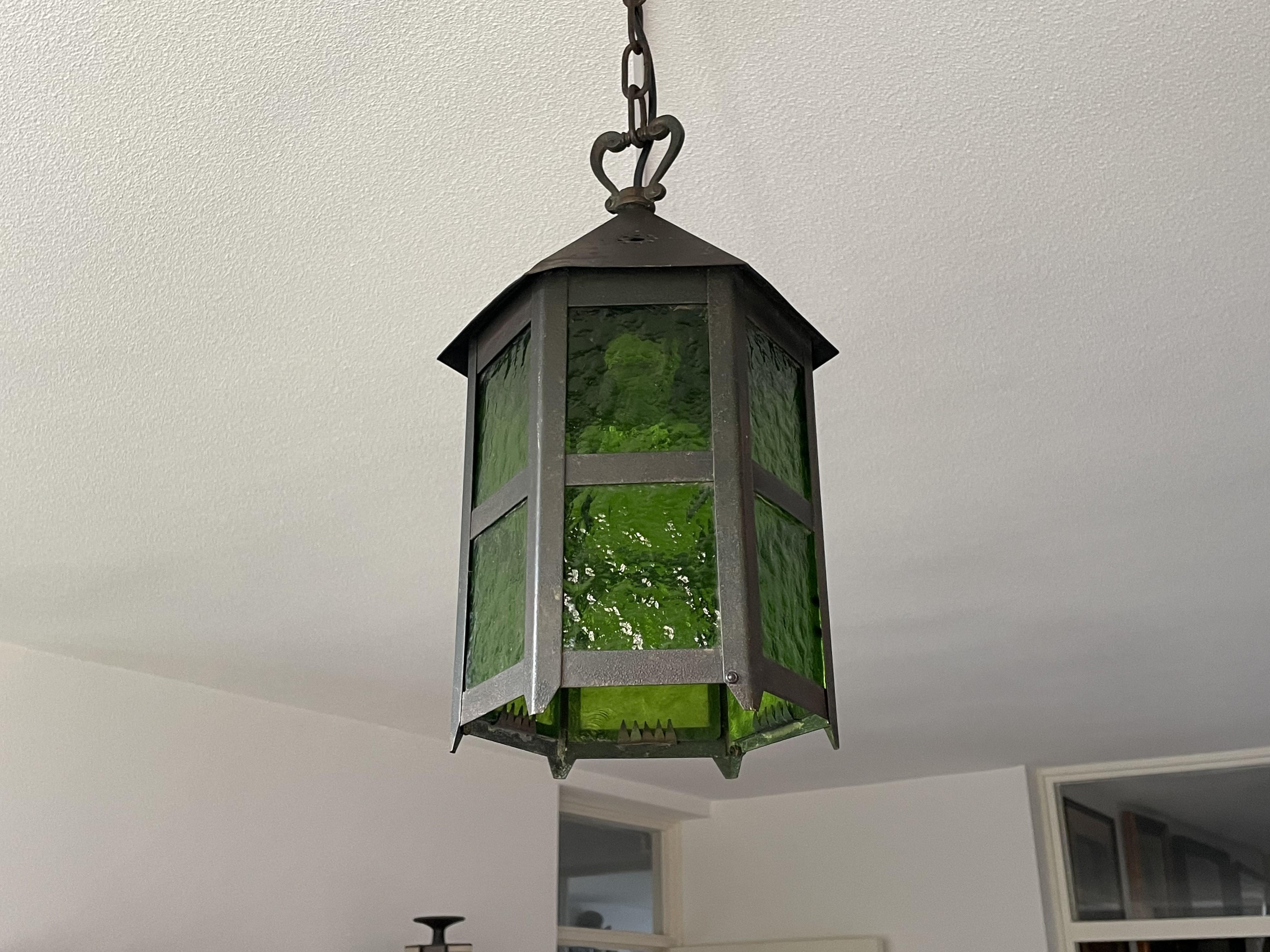 20ième siècle Lampe d'entrée Arts & Crafts Hallway avec Verre antique original, The Green Lantern