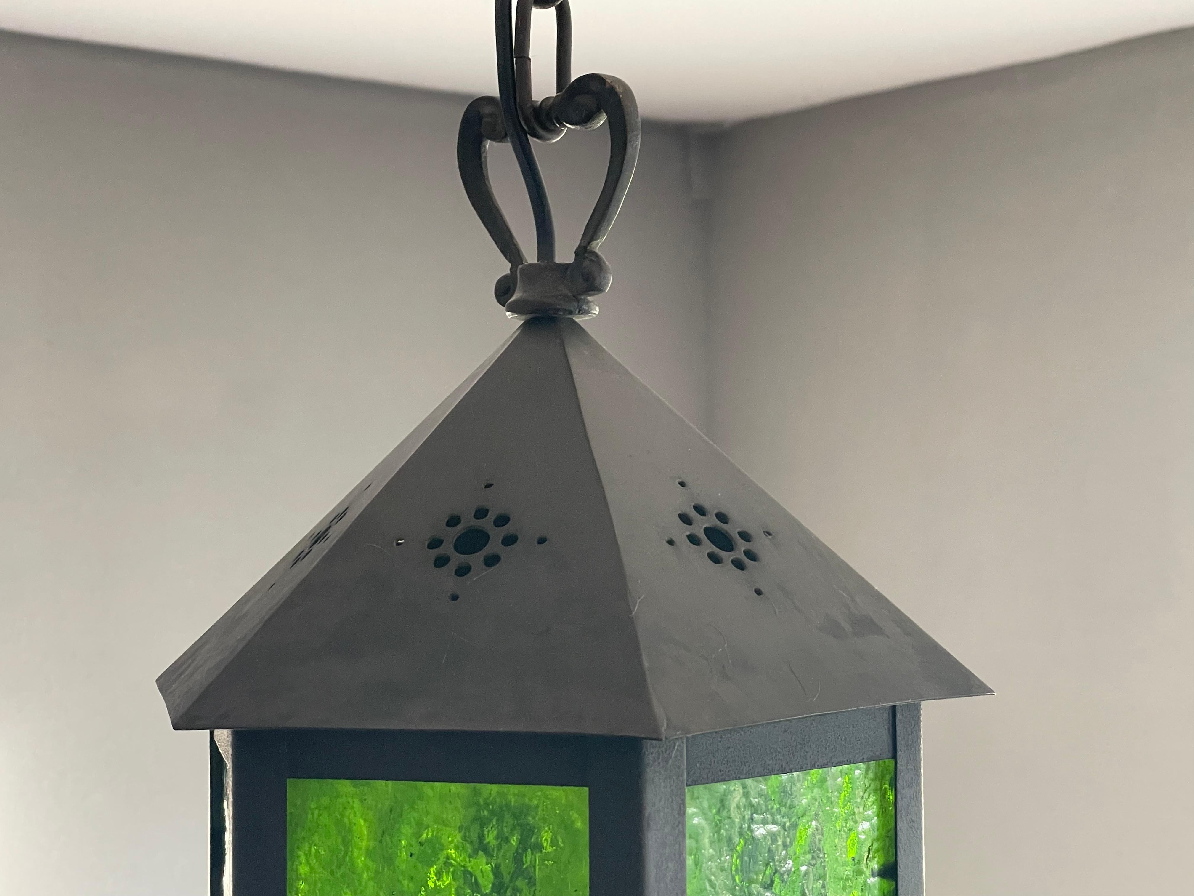 Laiton Lampe d'entrée Arts & Crafts Hallway avec Verre antique original, The Green Lantern